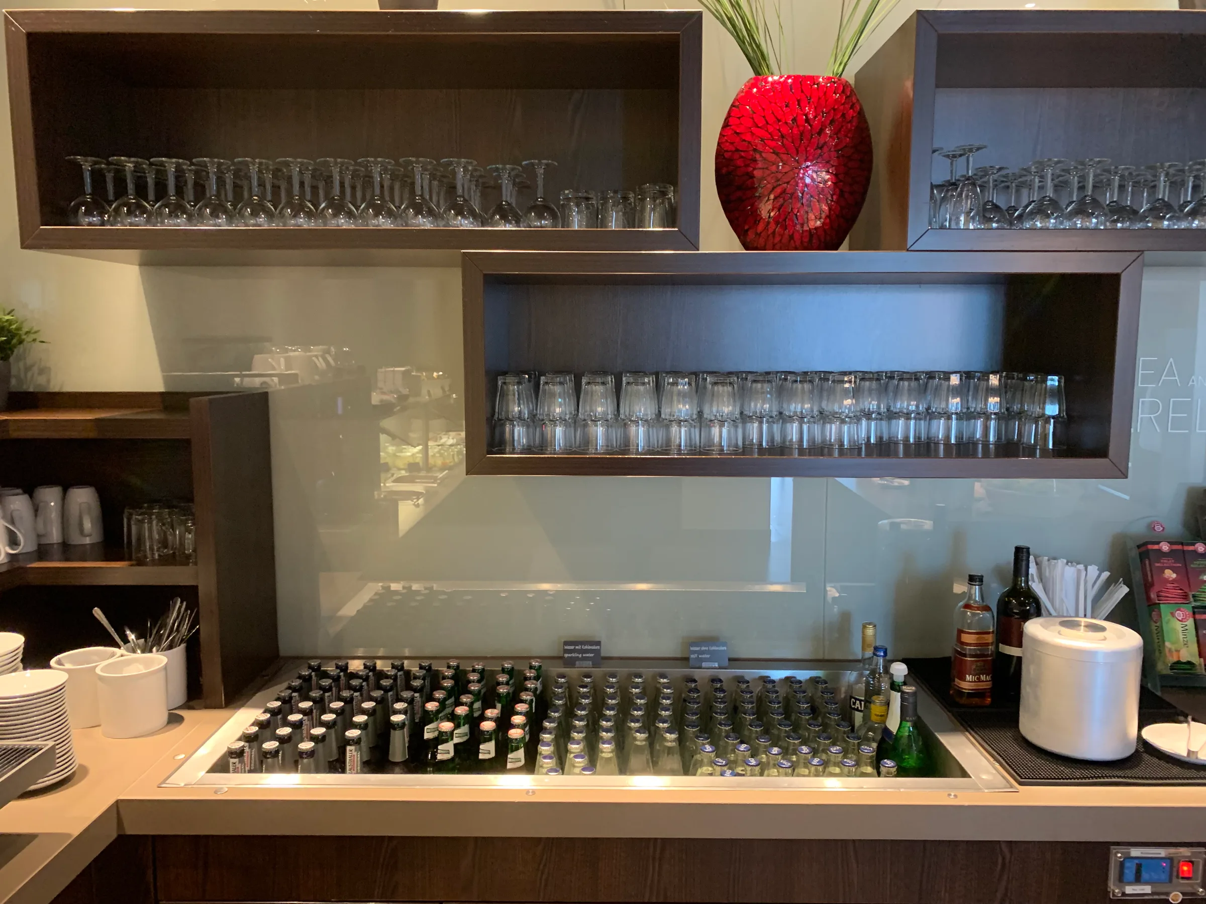 Lounge-Gläser und Flaschenregal mit Getränken