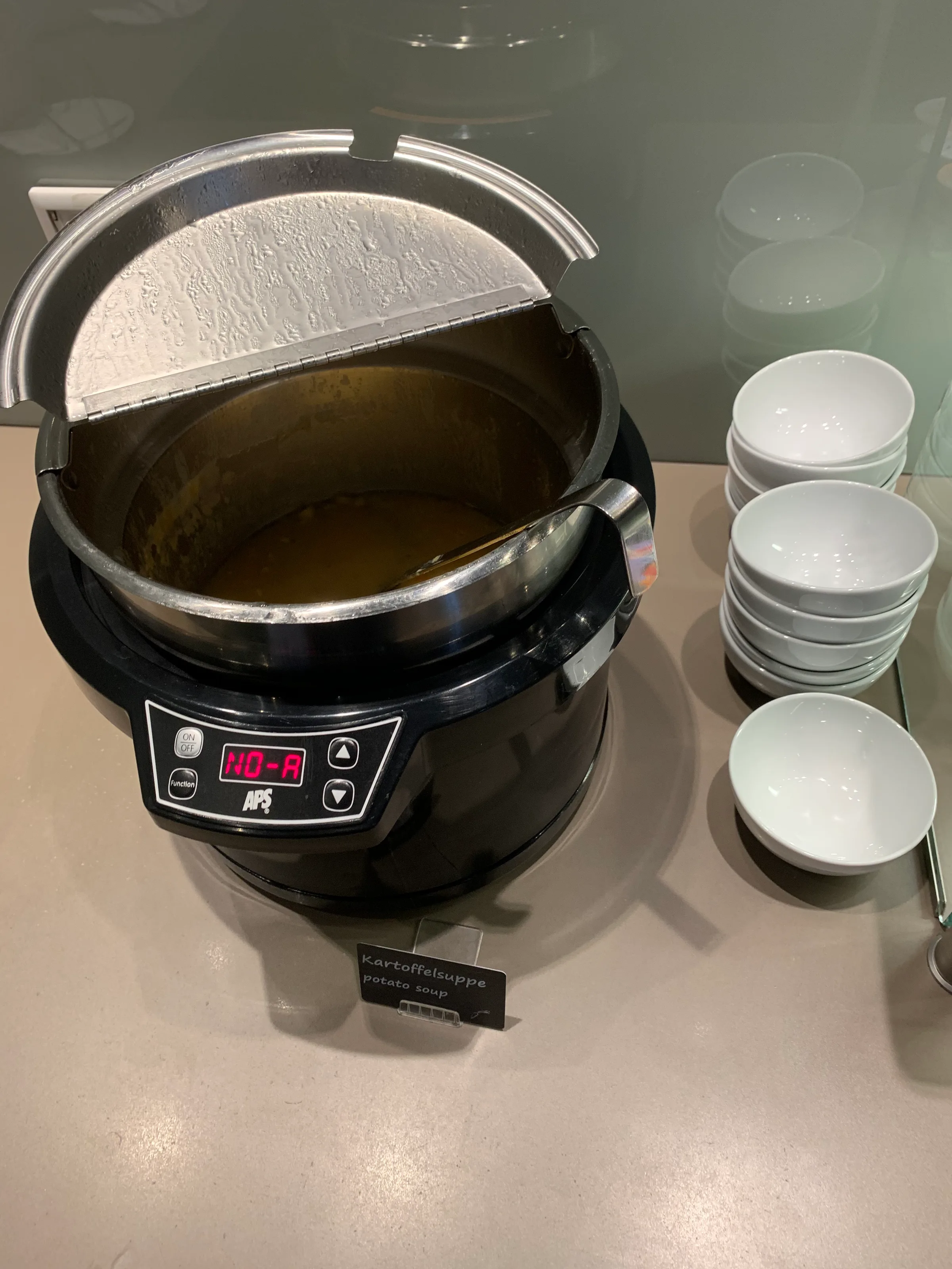 Kartoffelsuppe in Schüssel auf Wärmeplatte