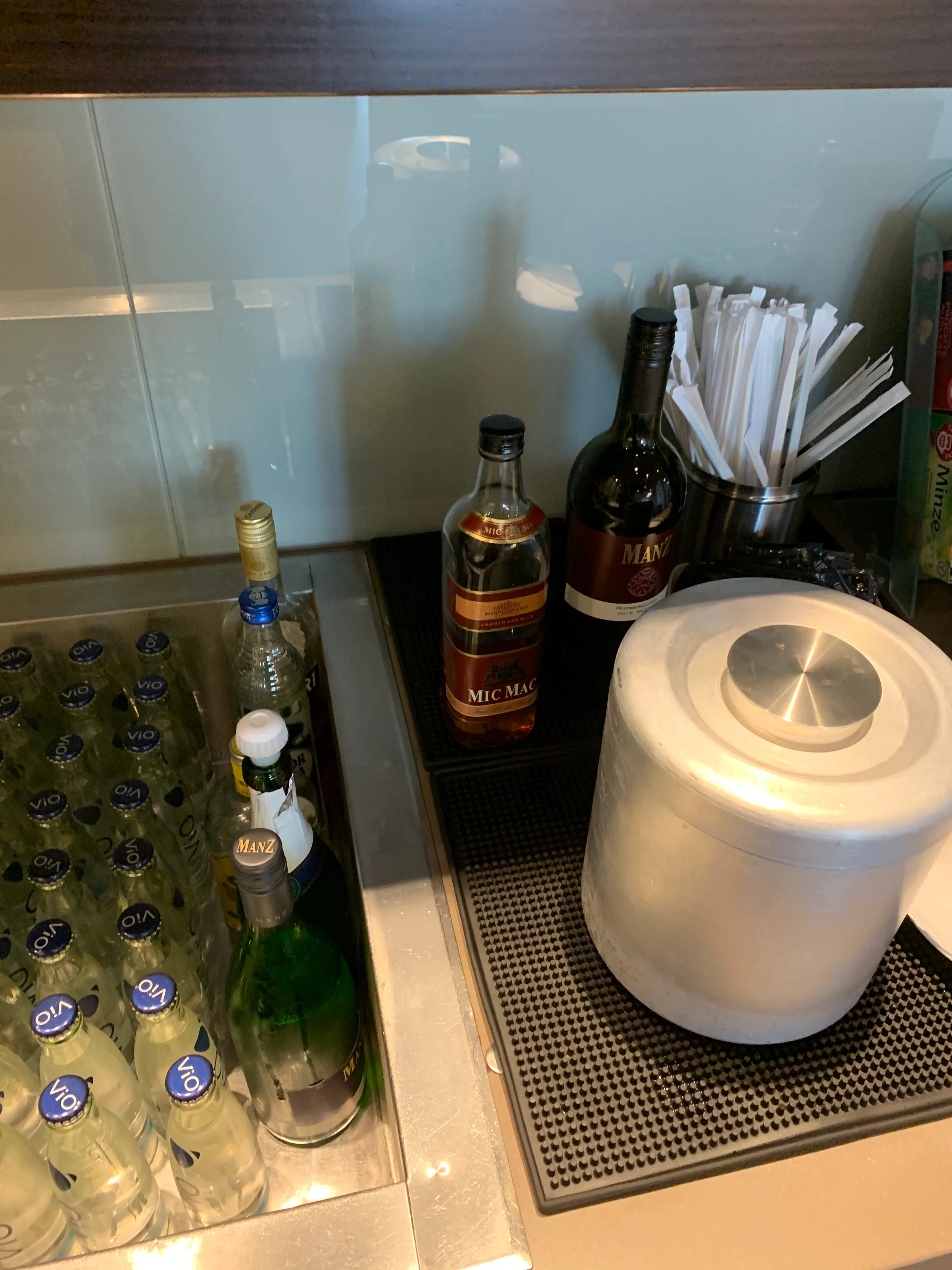 Mini-bar mit Flaschen und Eisbehälter im Lounge-Bereich