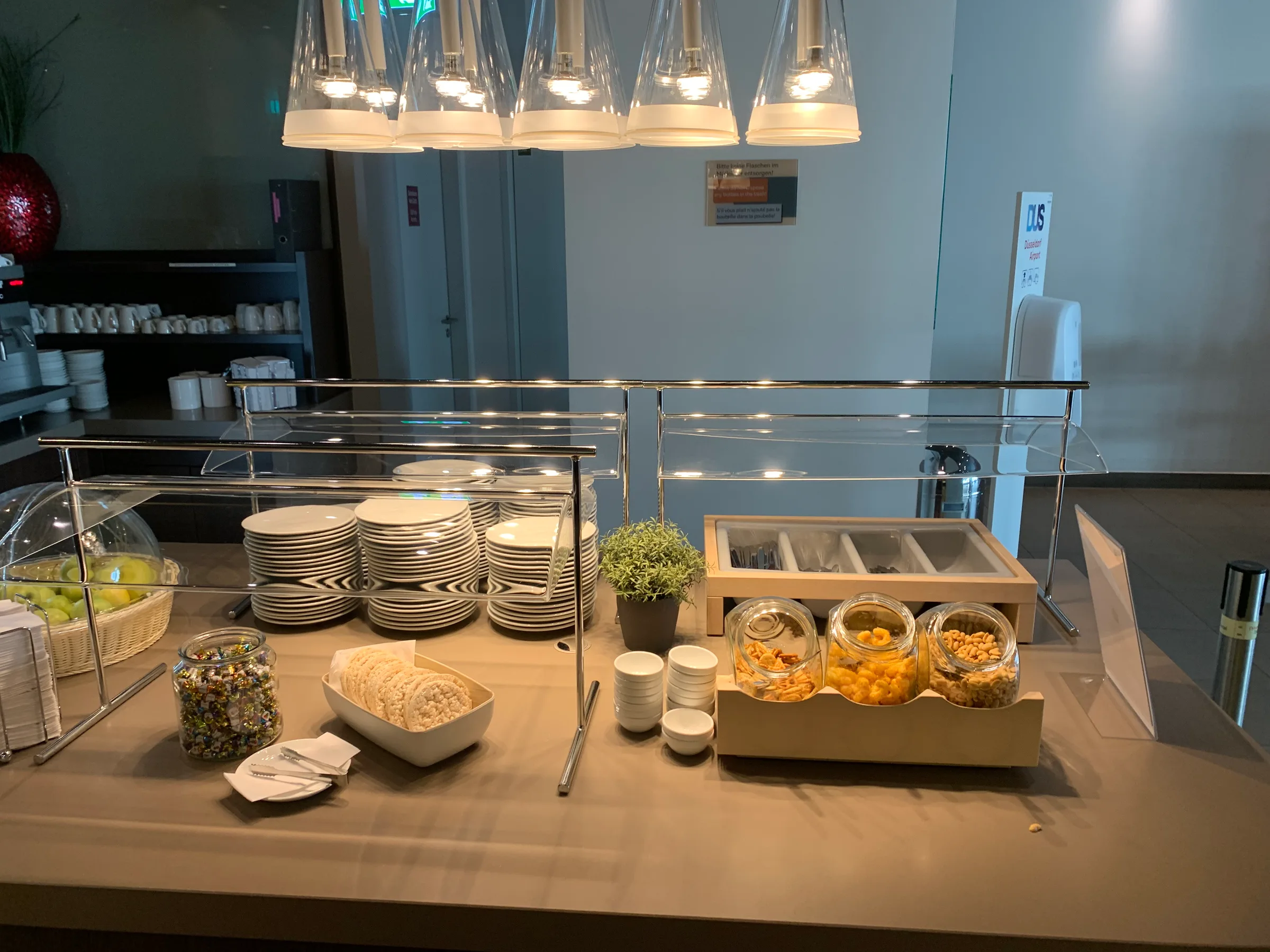 Buffet mit Snacks und Getränken im Loungebereich