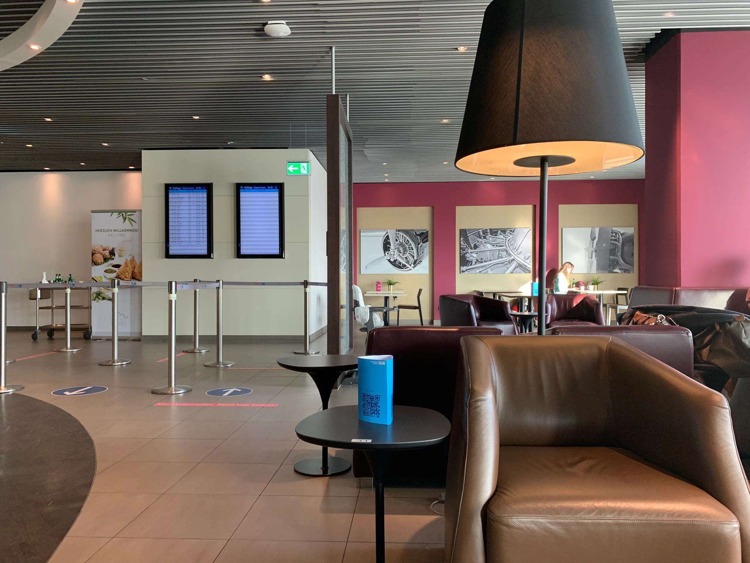 Lounge mit Sesseln und Bildern an der Wand