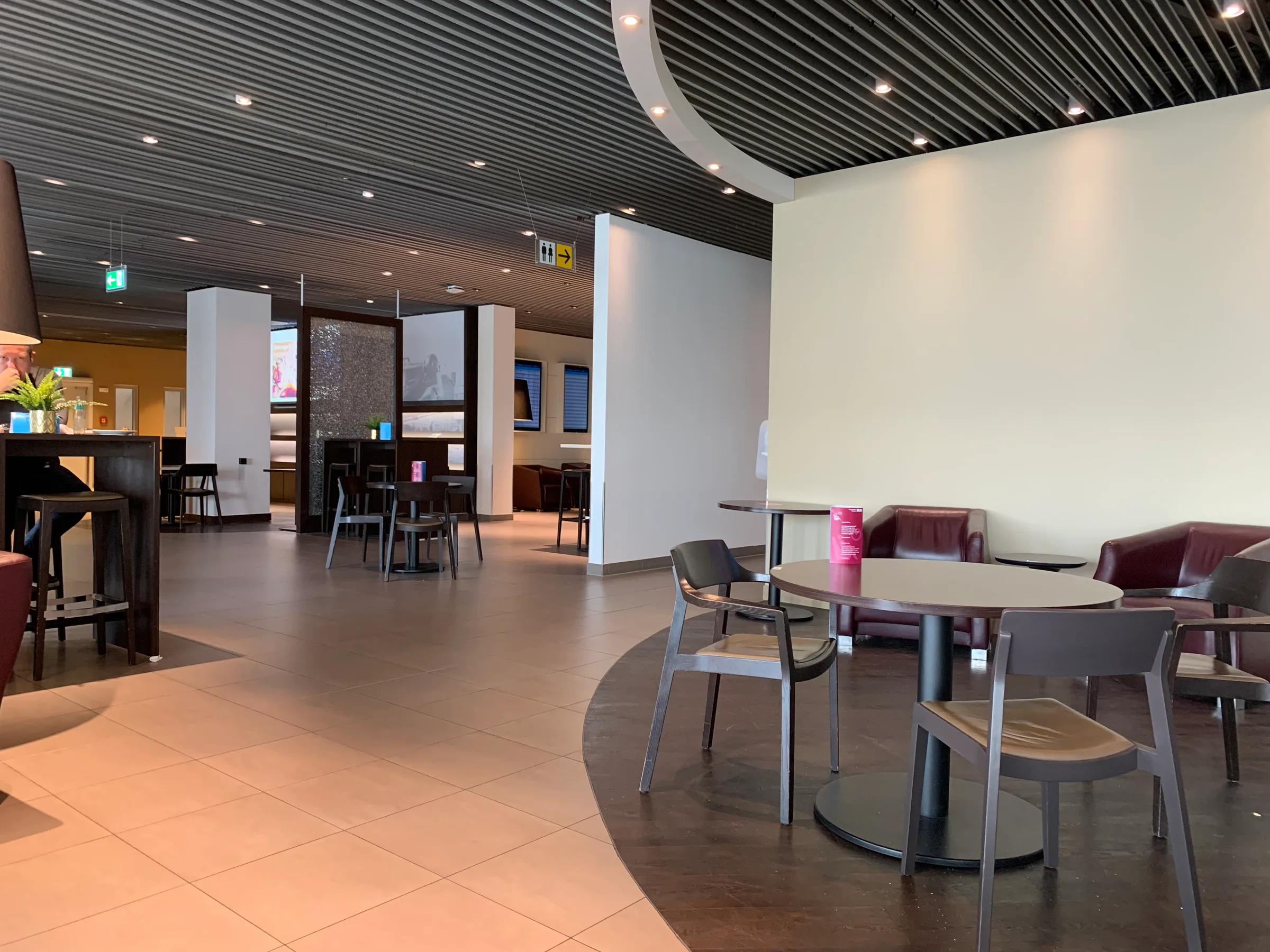 Lounge mit Tischen und Stühlen in neutralen Farben