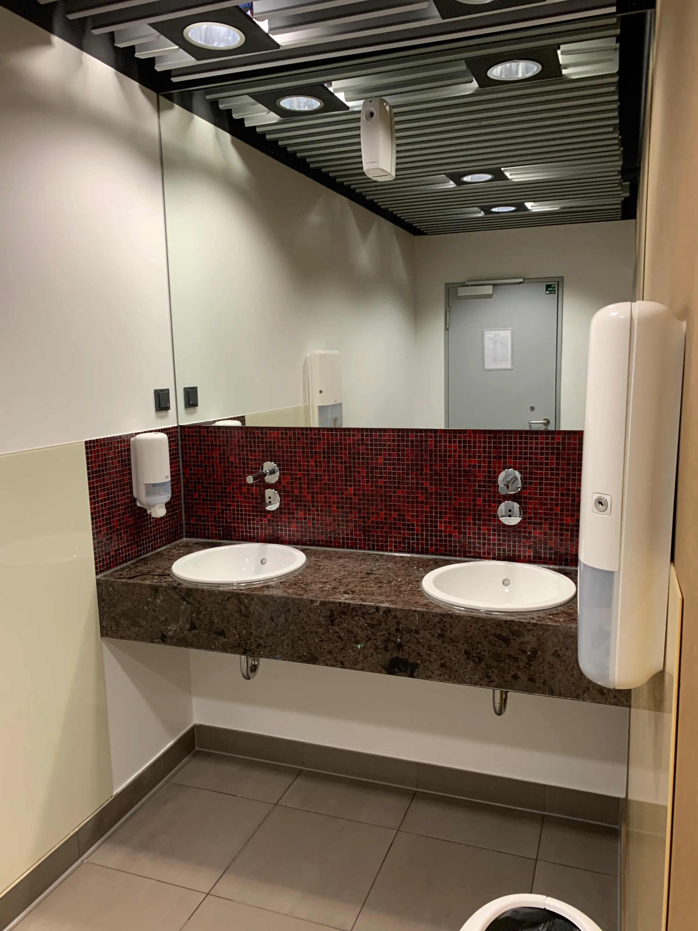 Doppelspülbecken mit Mosaikfliesen im Flughafenlounge