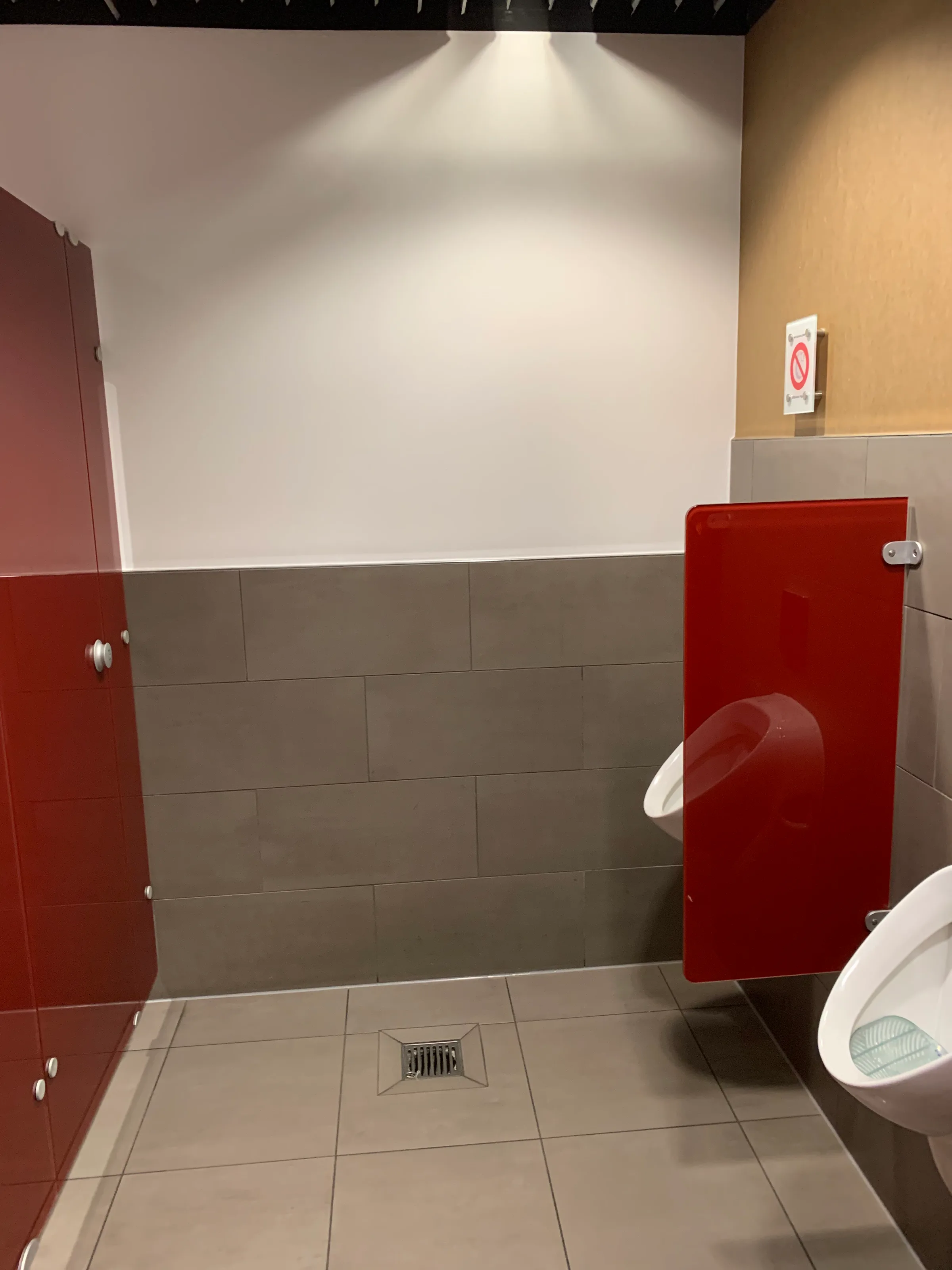 Rote Toilettenabtrennung in modernem Flughafenlounge-Bereich