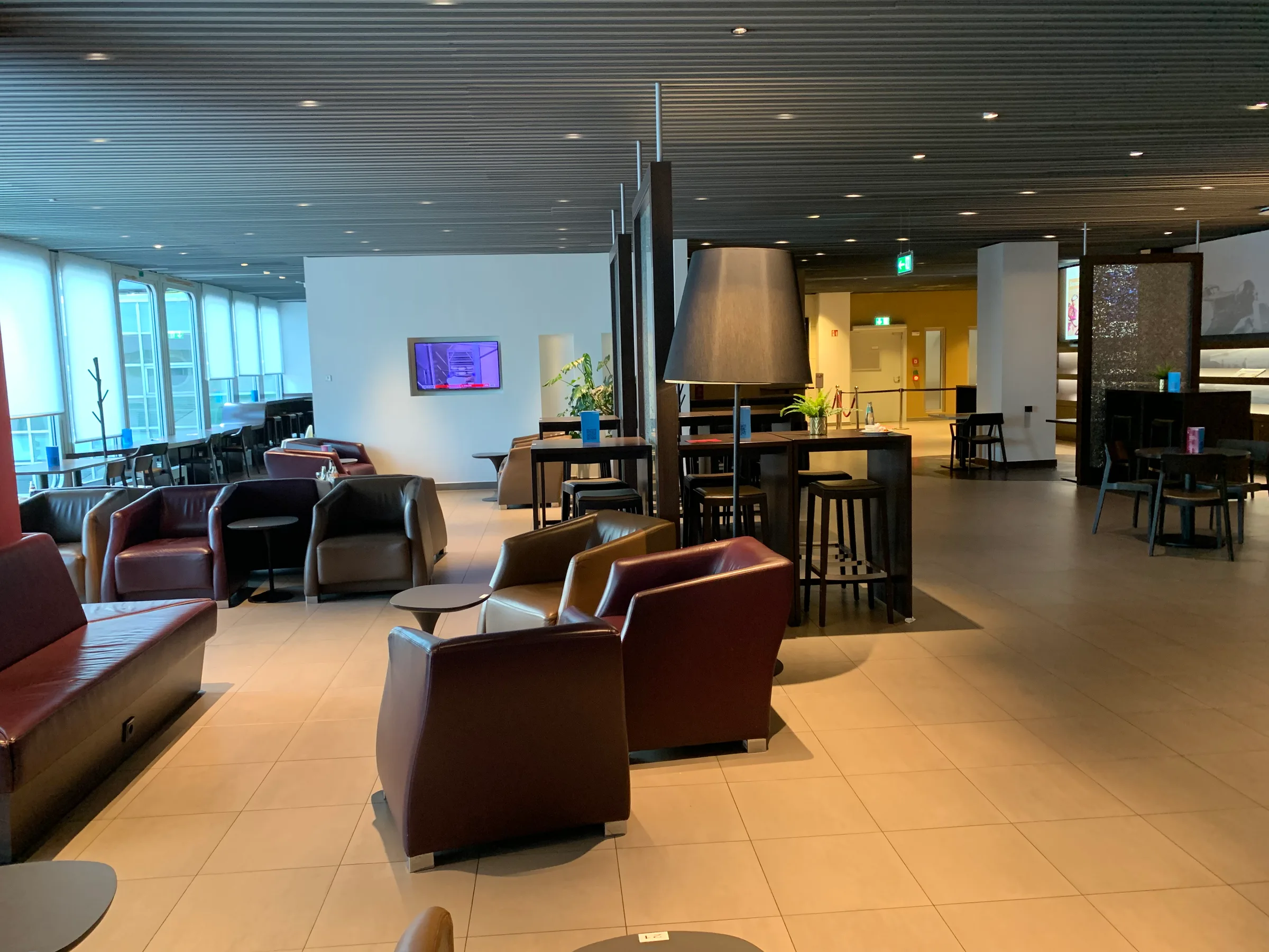 Lounge mit Sesseln und Barhockern