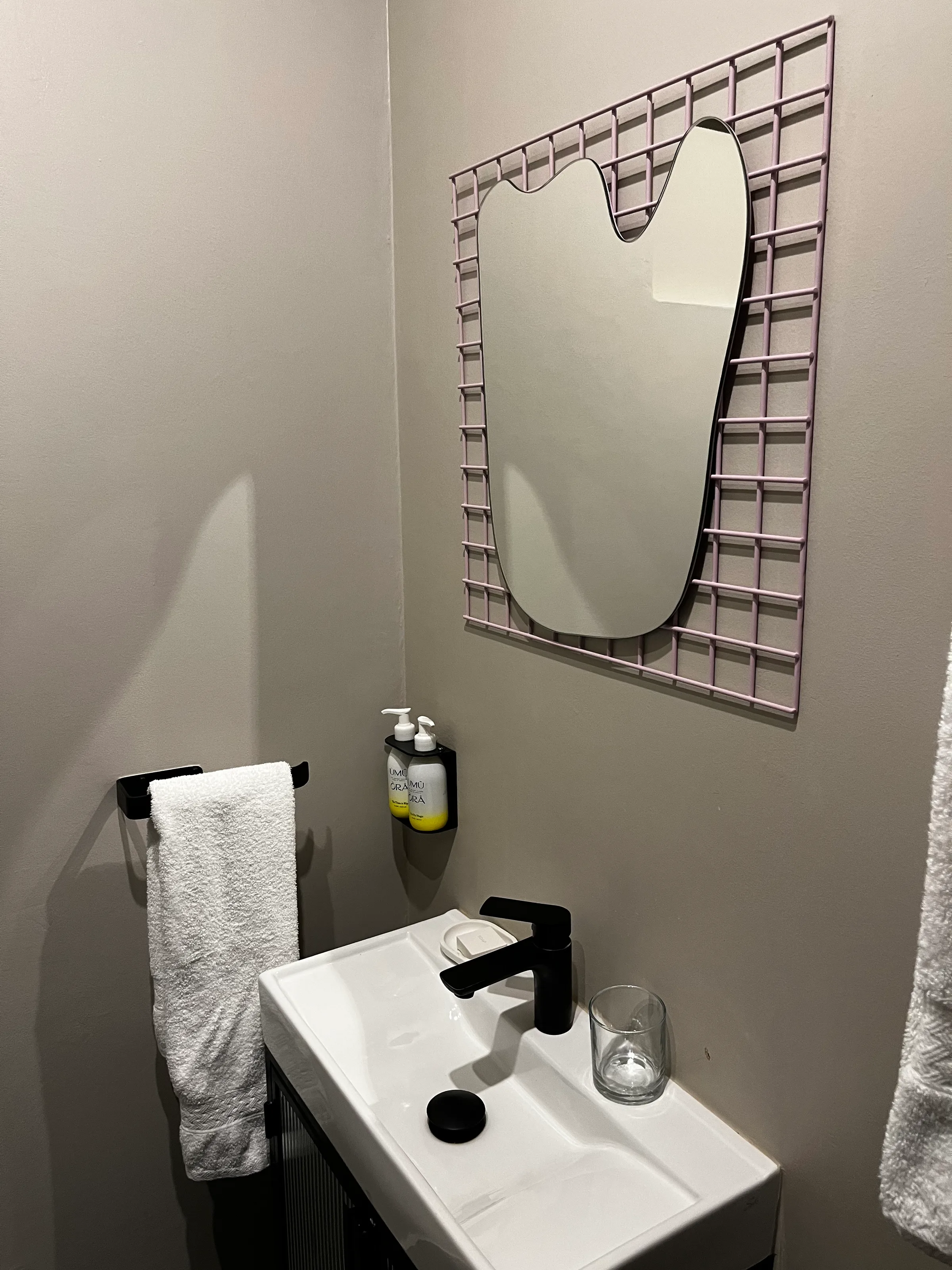 Moderne Badezimmerspiegelung mit rosa Gitterrahmen