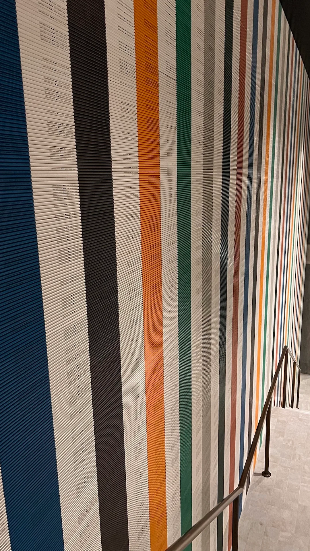 Farbige Streifen auf Wand mit Text