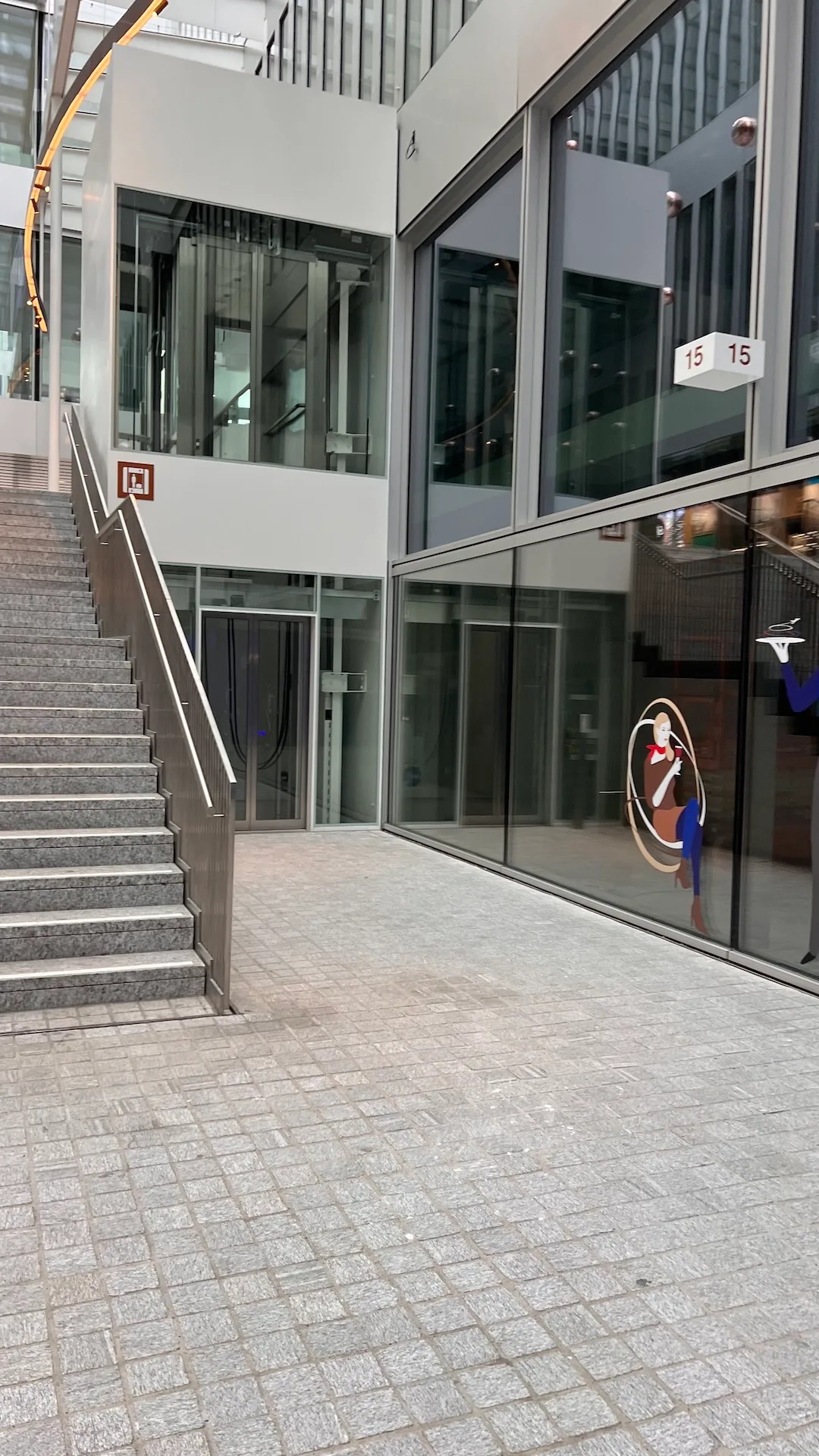 Treppenaufgang zu einem modernen Gebäude mit Glasfassade