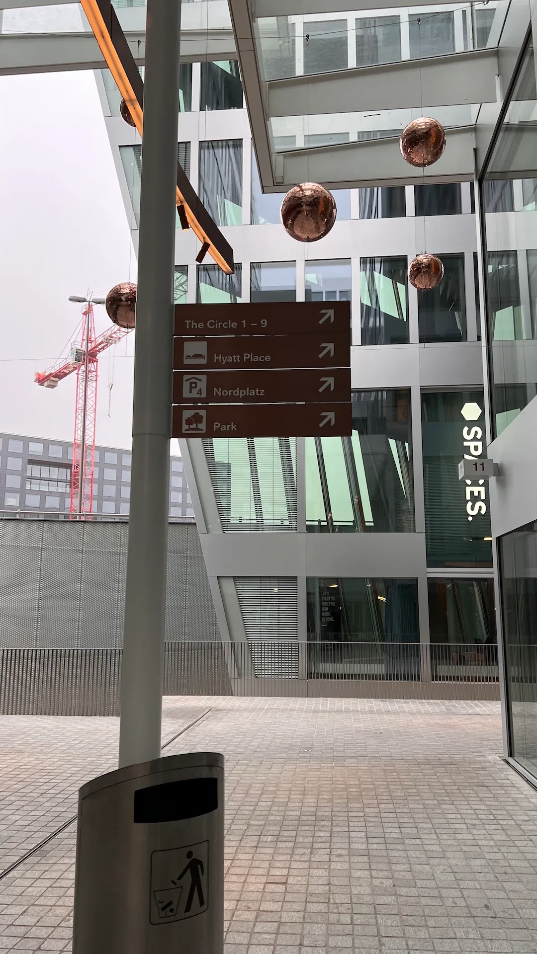 Straße mit Schildern für Hyatt Place und Parkplatz