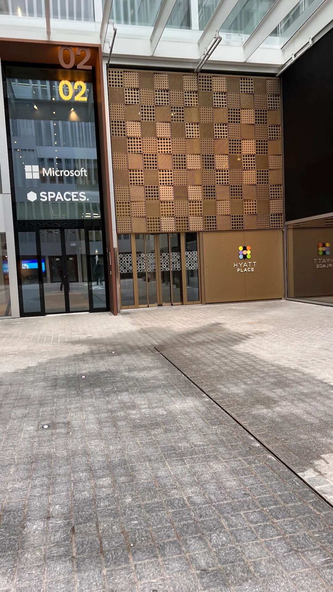 Eingangsbereich des Hyatt Place Hotels mit Microsoft Spaces-Schild