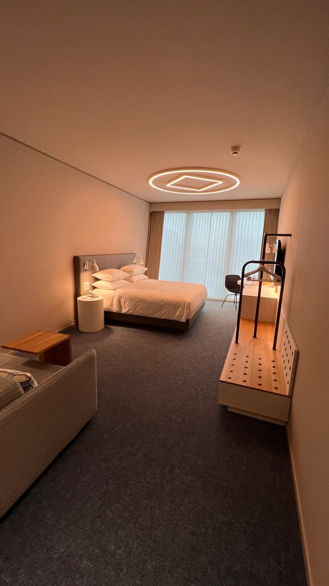 Hotelzimmer mit Doppelbett und Schreibtisch im modernen Design