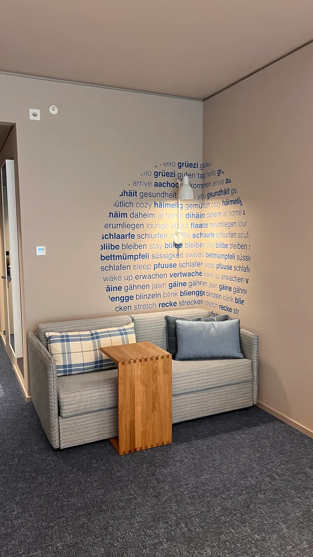 Wohnbereich mit Sofa und Wanddekoration