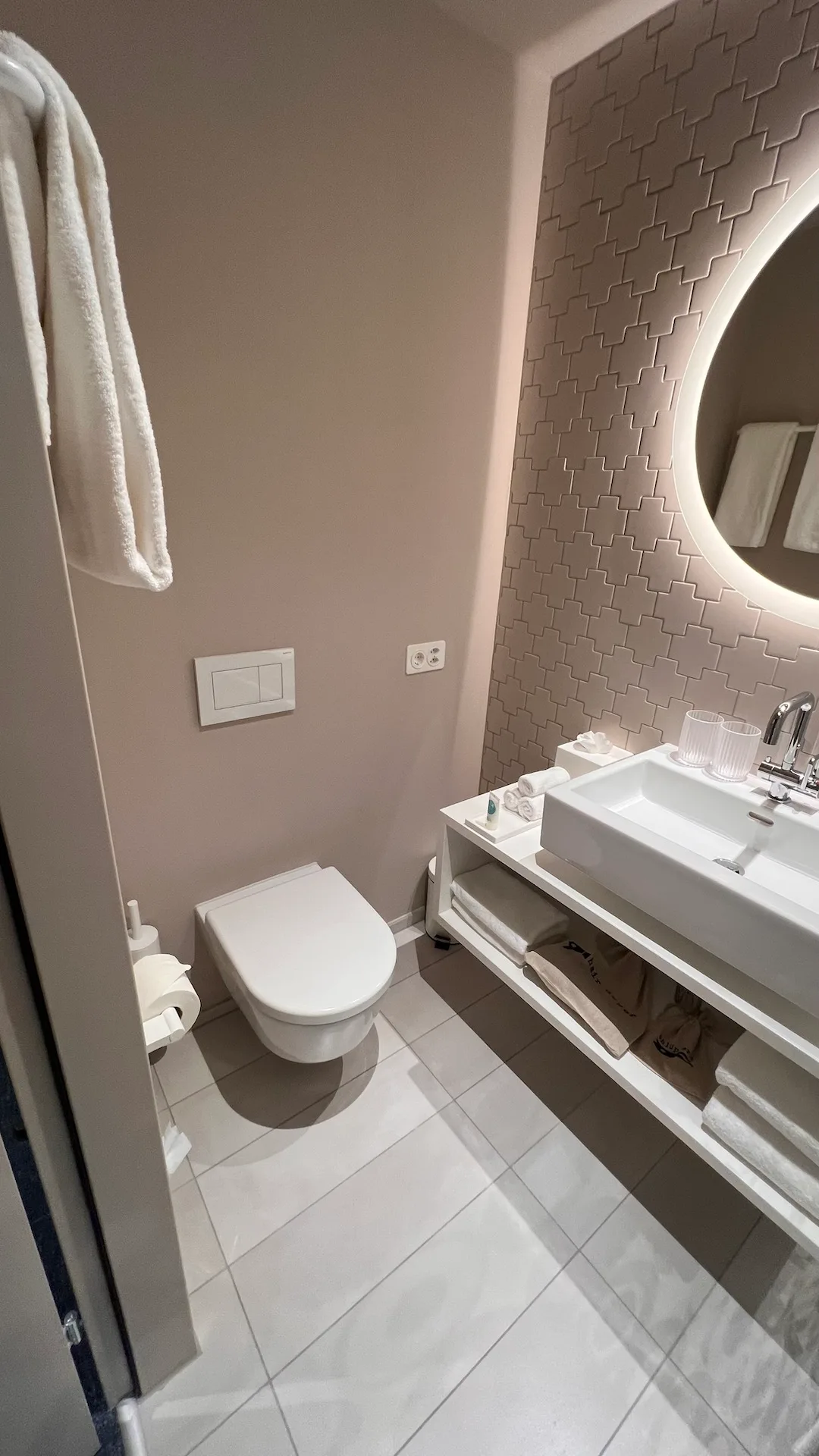 Dusche mit Pflegeprodukten von Barney Kenet