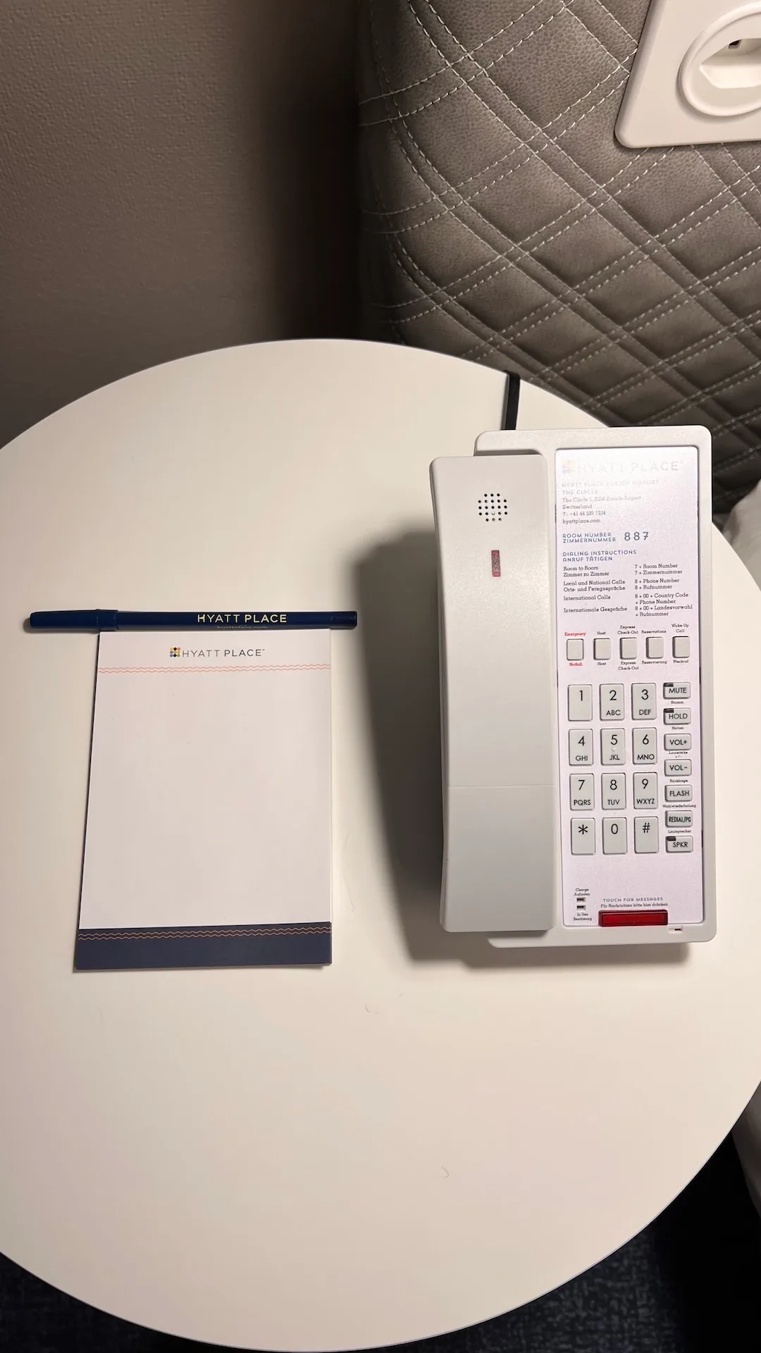Hyatt Place Notizblock und Telefon auf Nachttisch