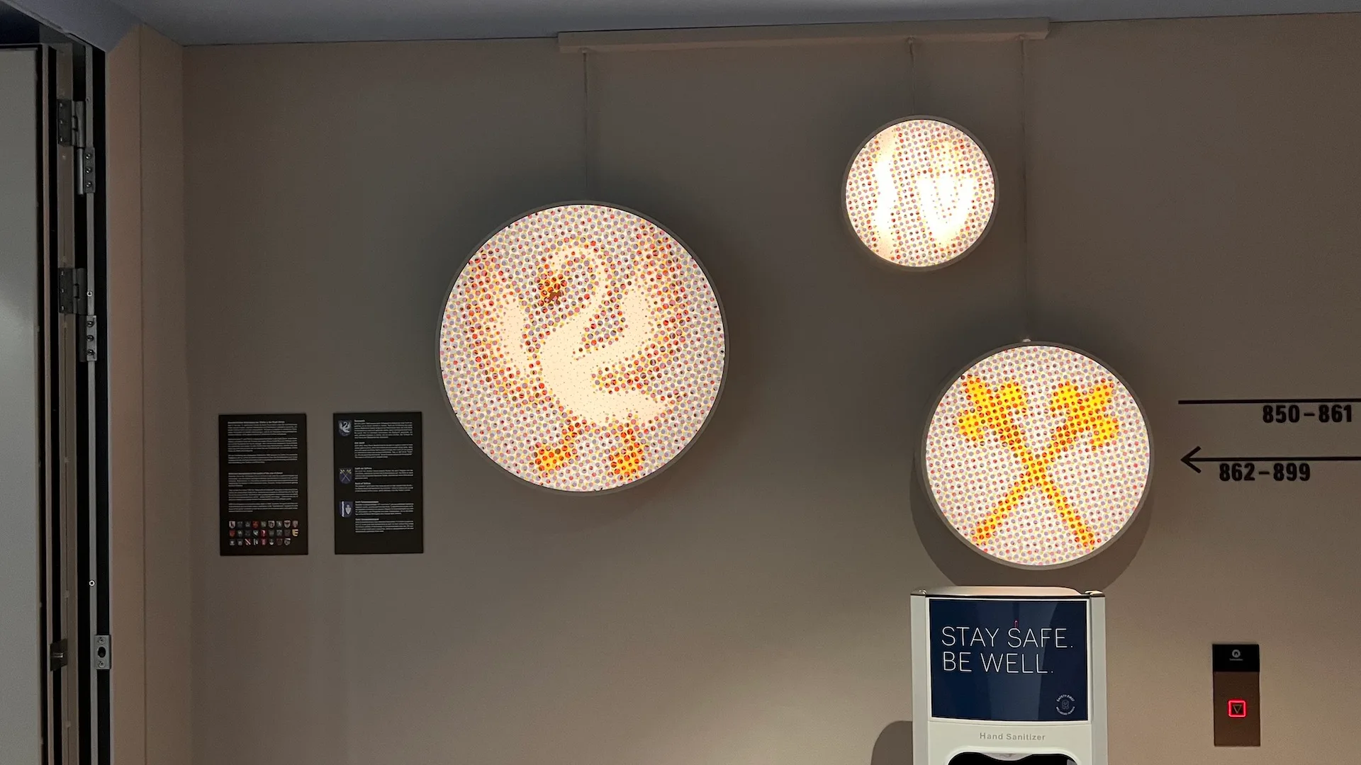 Lobby-Dekorationen mit Symbolen und Zahlen