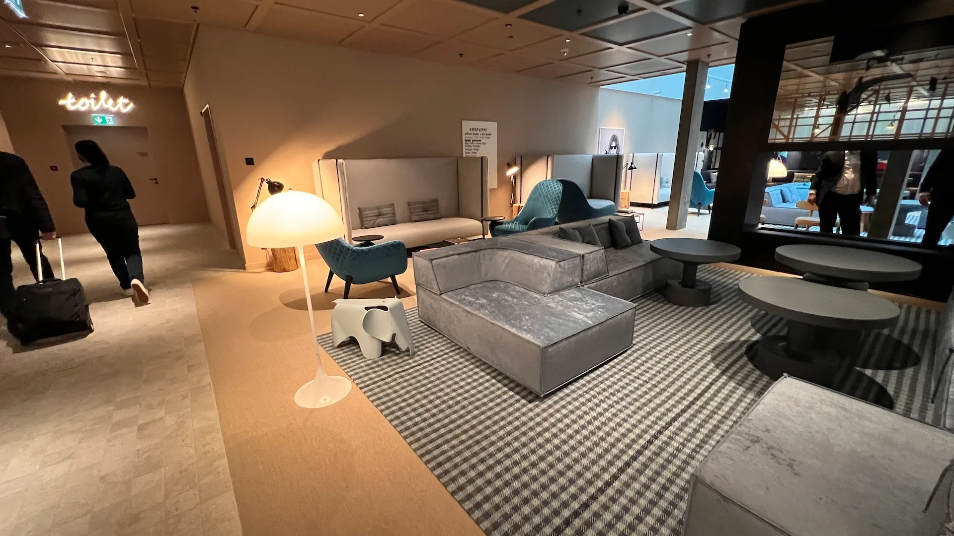 Loungebereich mit Sesseln und Couch im Hyatt Place am Flughafen Zürich während Corona