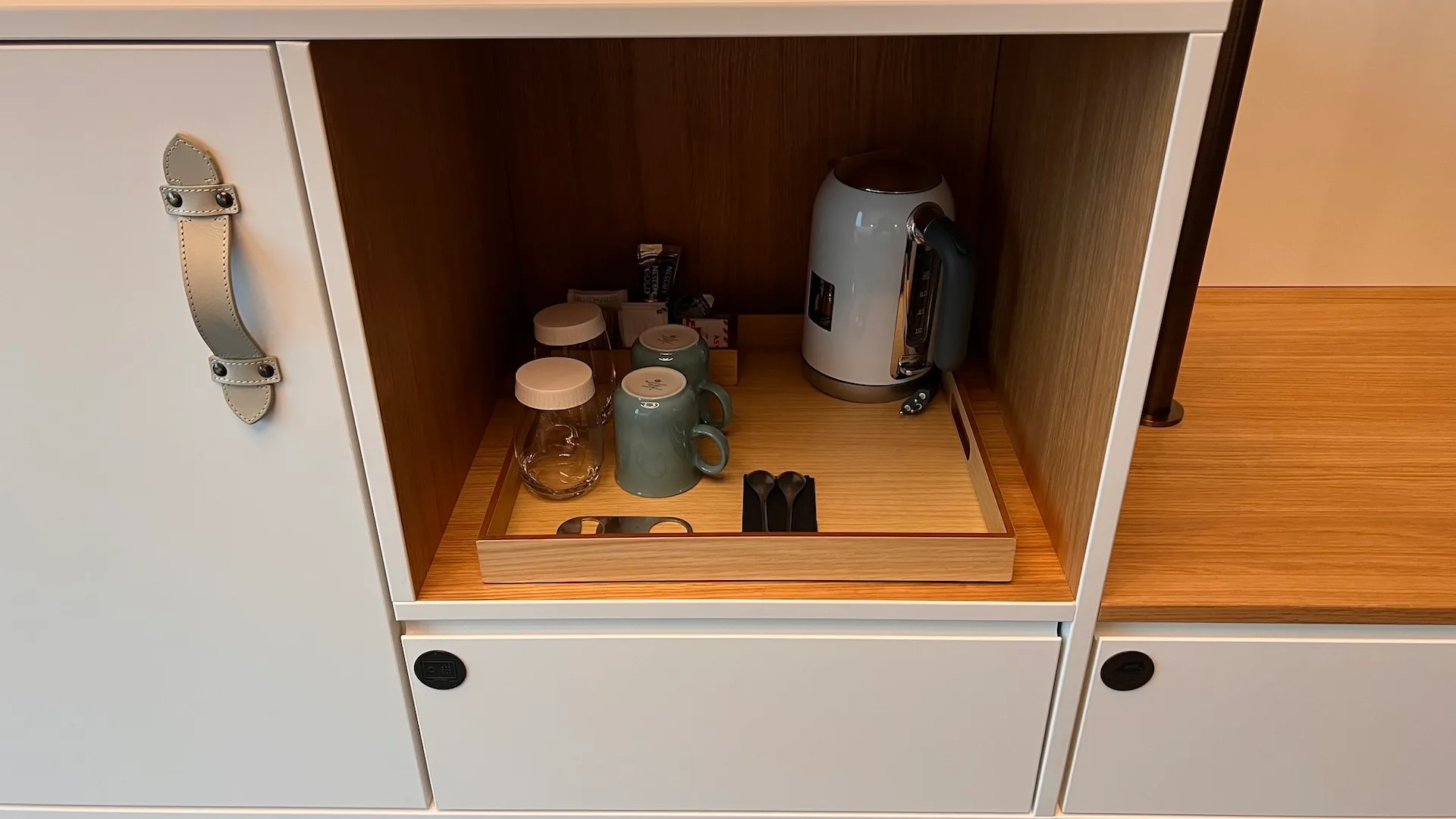 Kaffeeplatz mit Teekessel im Zimmer