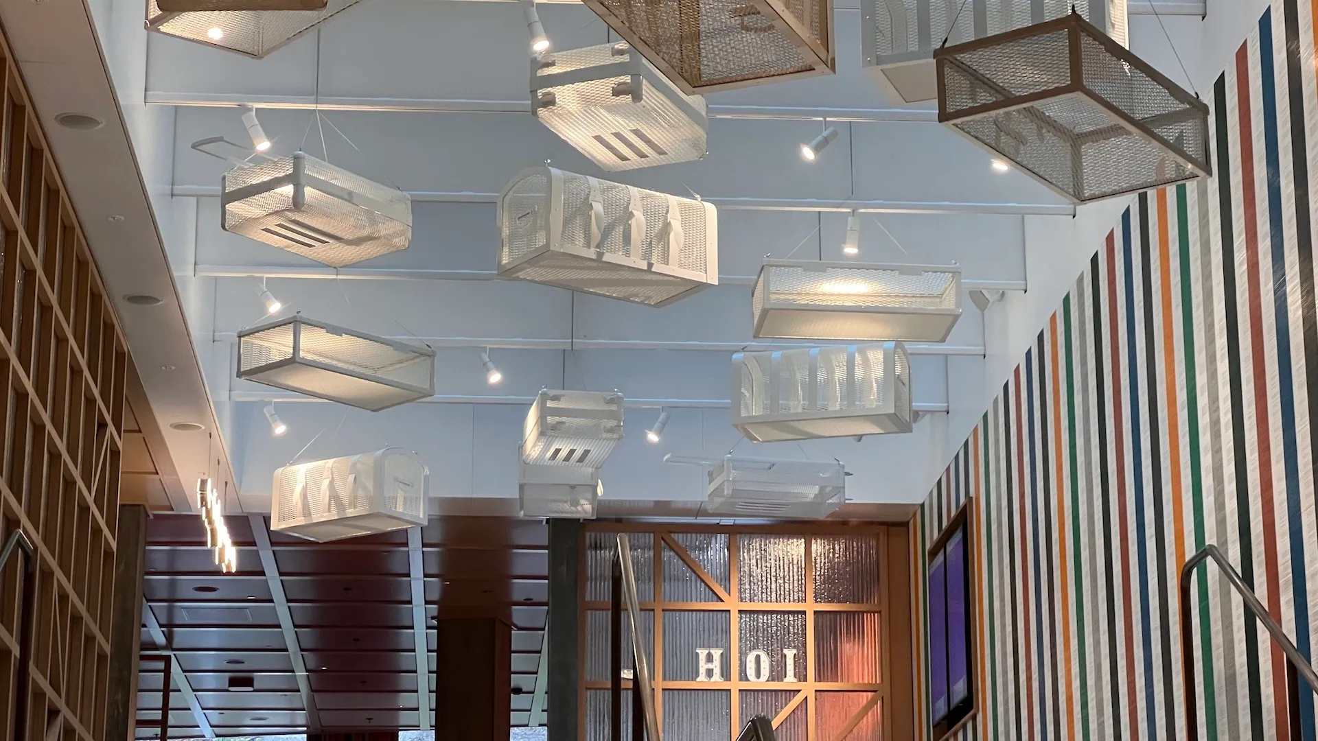 Hängende Käfige aus Papier in einem Hotellobby