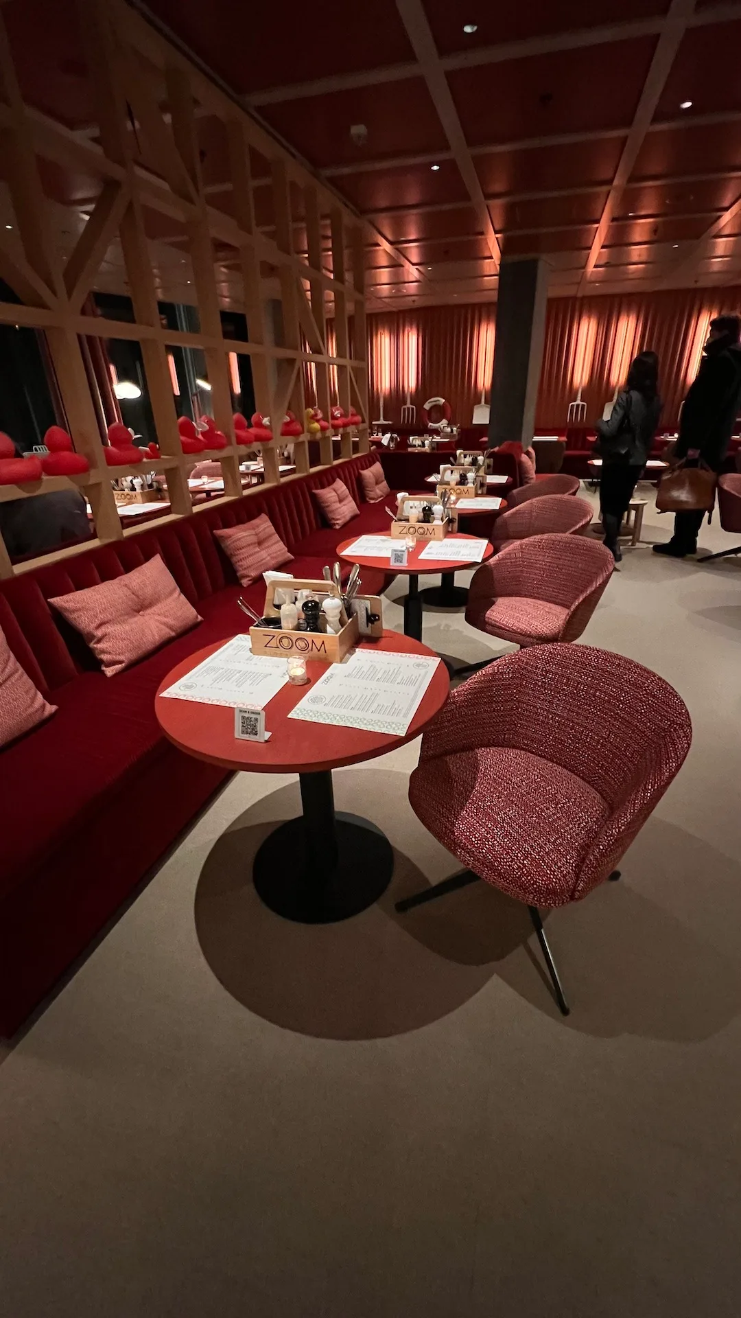 Lounge mit roten Sofas und runden Tischen
