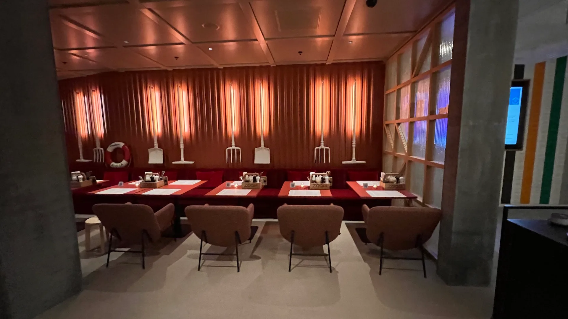Esszimmer mit roten Tischdecken und modernen Stühlen