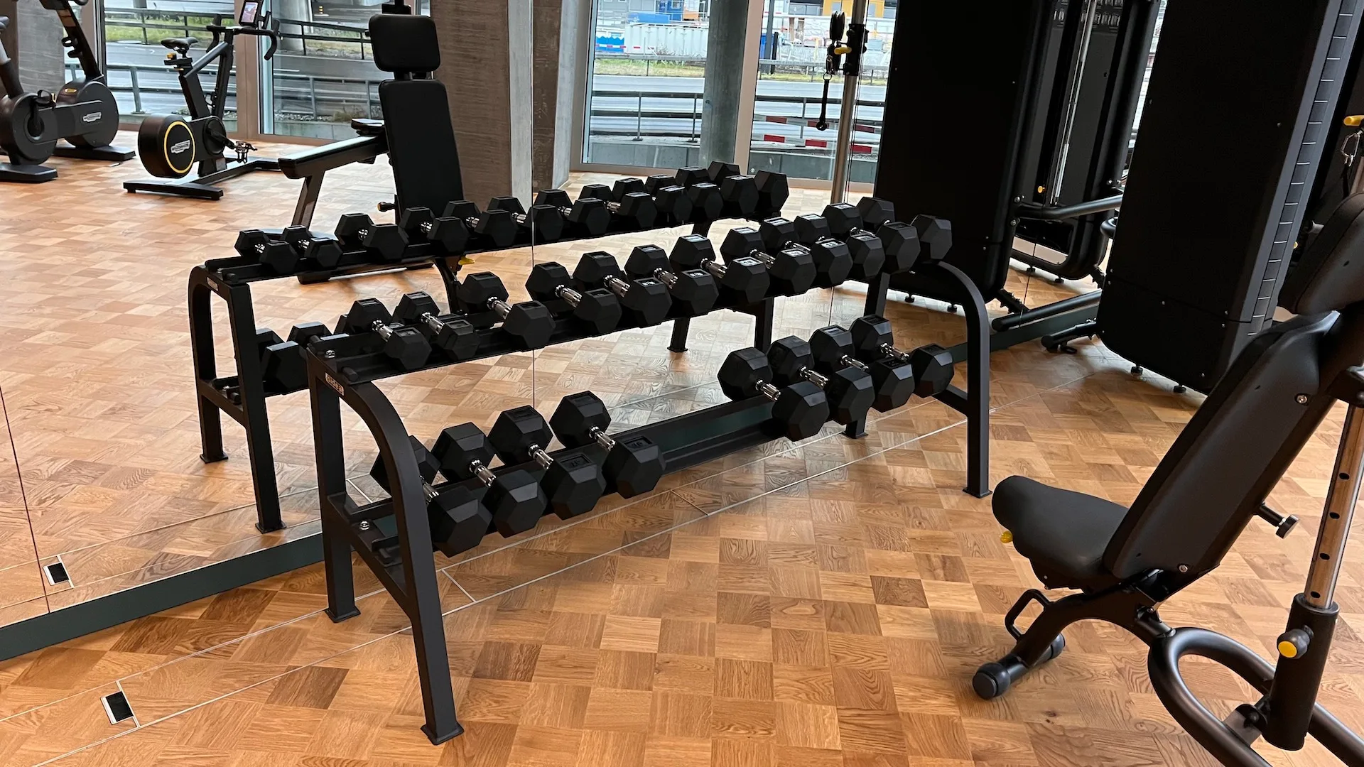 Gewichtsgeräte und Hanteln im Fitnessraum