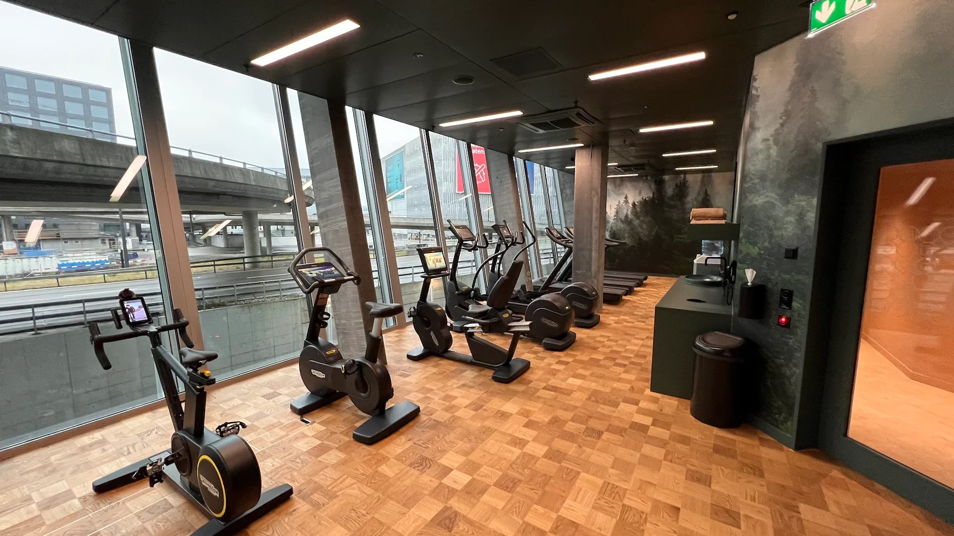 Fitnessraum mit Stationärrädern und Holzboden