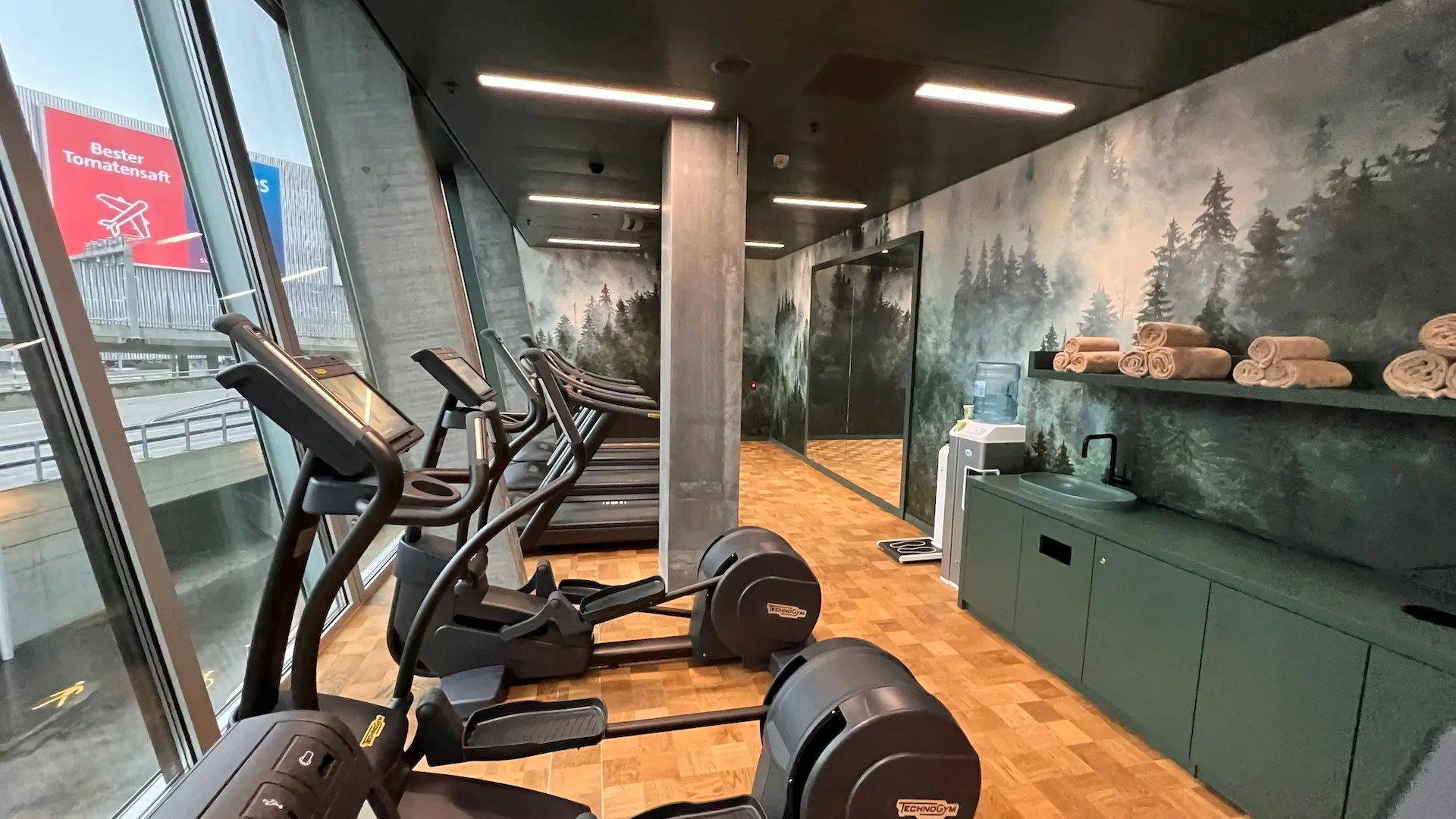 Fitnessraum mit Laufbändern und Elliptikern