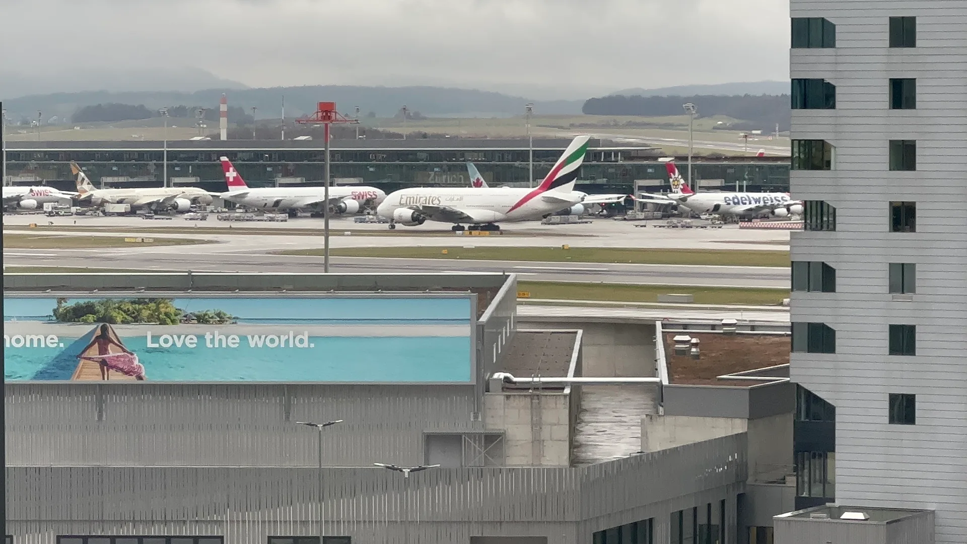 Flughafen mit Flugzeugen auf dem Rollfeld und Pool im Vordergrund