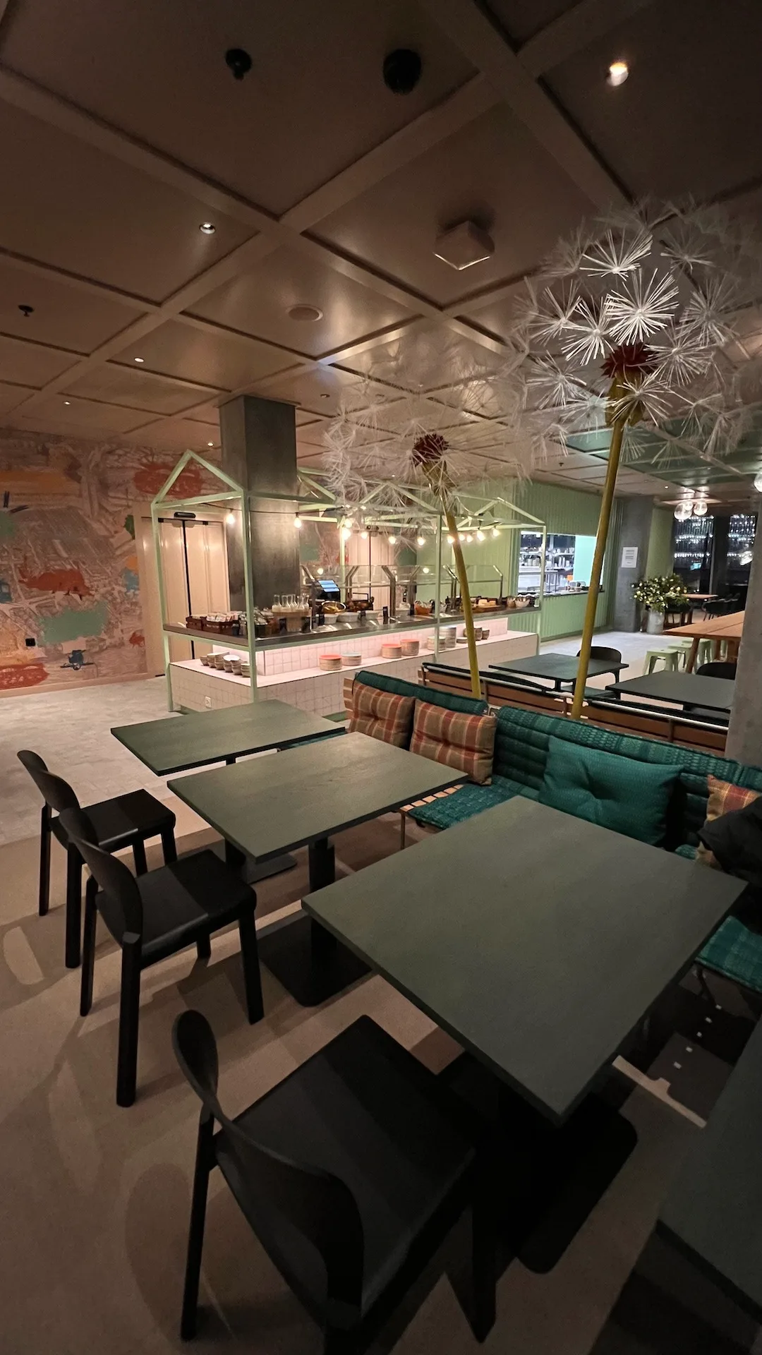 Loungebereich mit Sitzgelegenheiten und Kücheninsel im Hintergrund