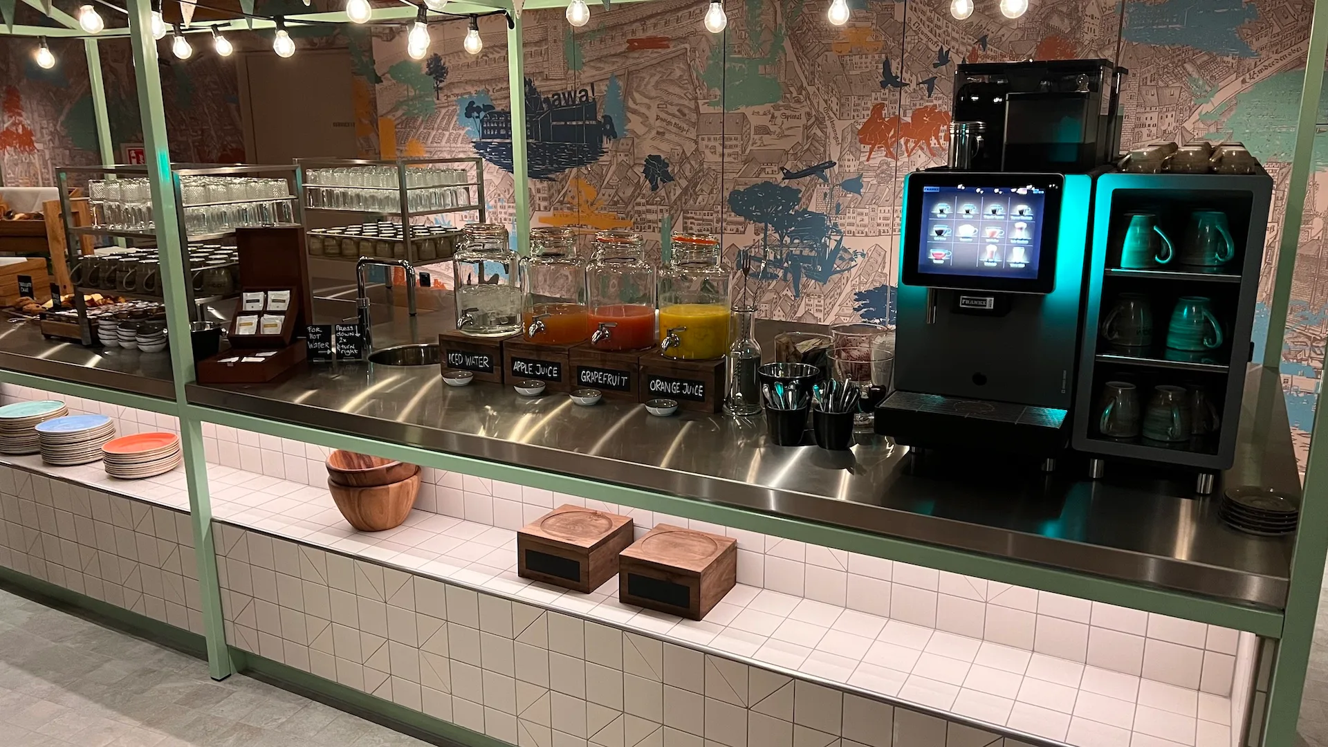 Frühstücksbuffet mit Getränken und Kaffeeautomat im Hyatt Place am Flughafen Zürich während Corona