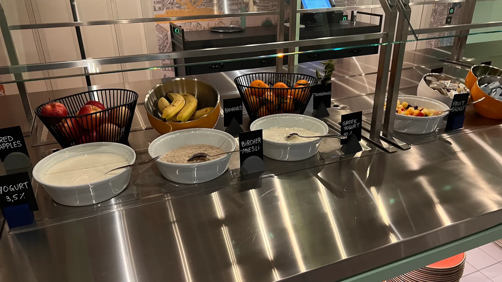 Frühstücksbuffet mit Joghurt, Müsli und Früchten