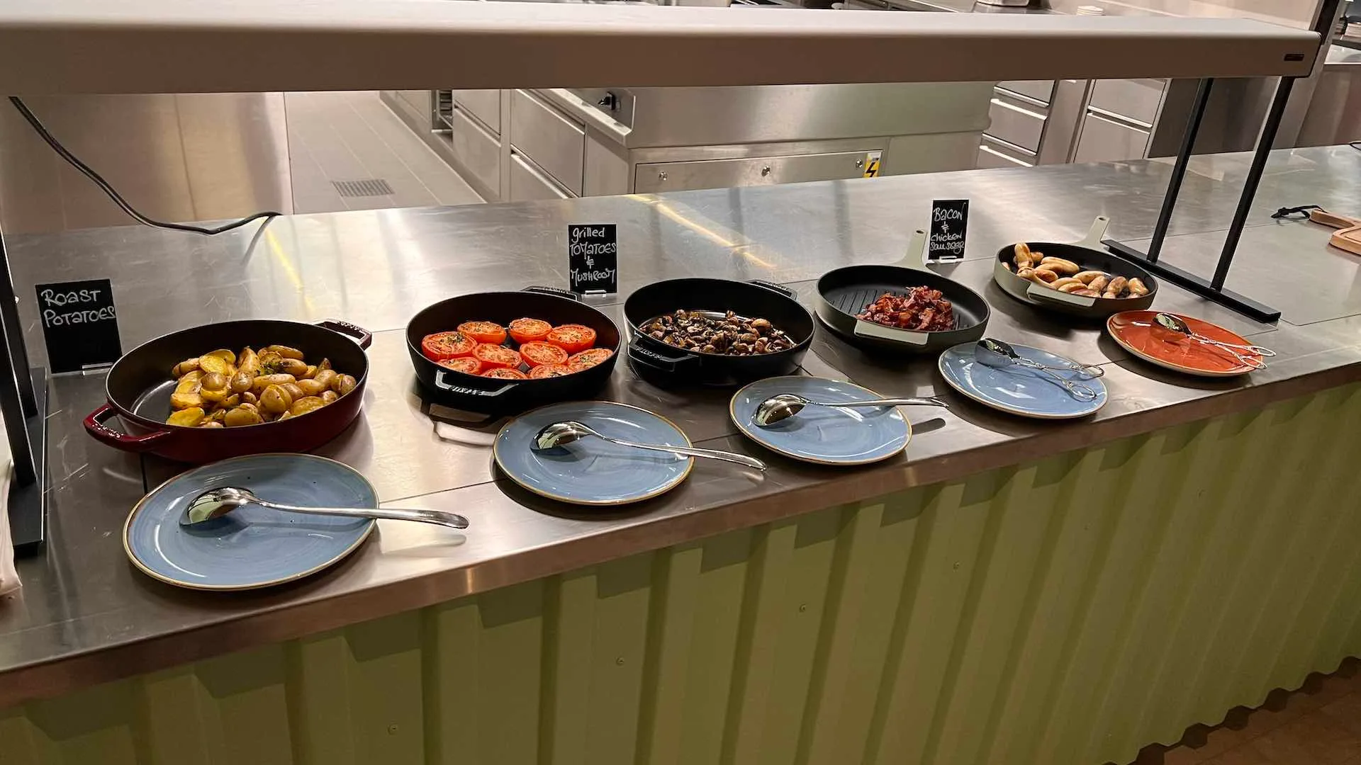 Buffet mit gekochten Kartoffeln, Tomaten und anderen Gerichten