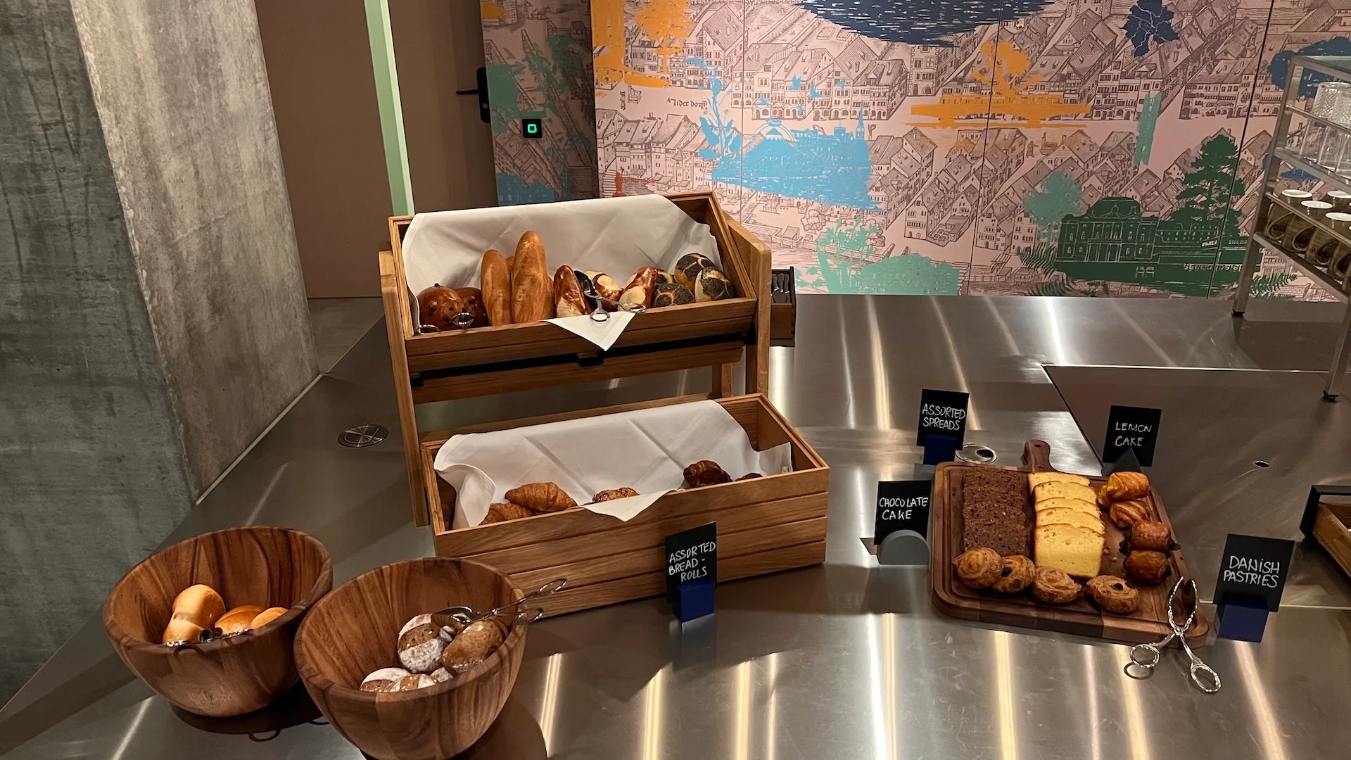 Frühstückstisch mit Brot, Käse und Pasteten