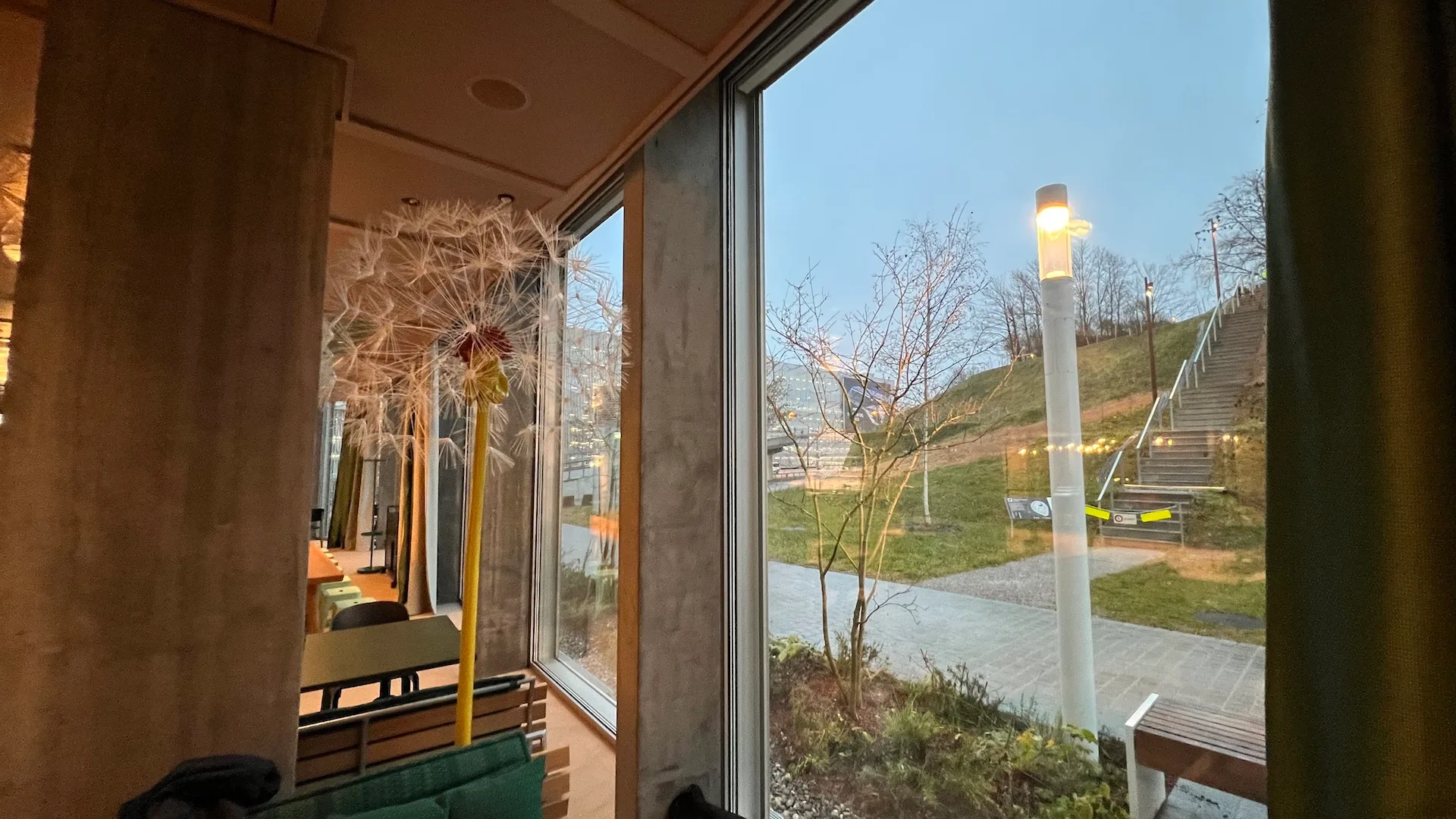 Hotelzimmer mit Blick auf Außengelände bei Dämmerung