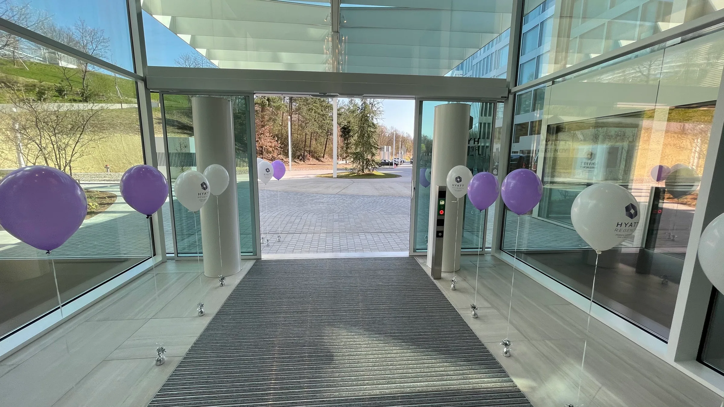 Eingangsbereich eines Hotels mit Luftballons
