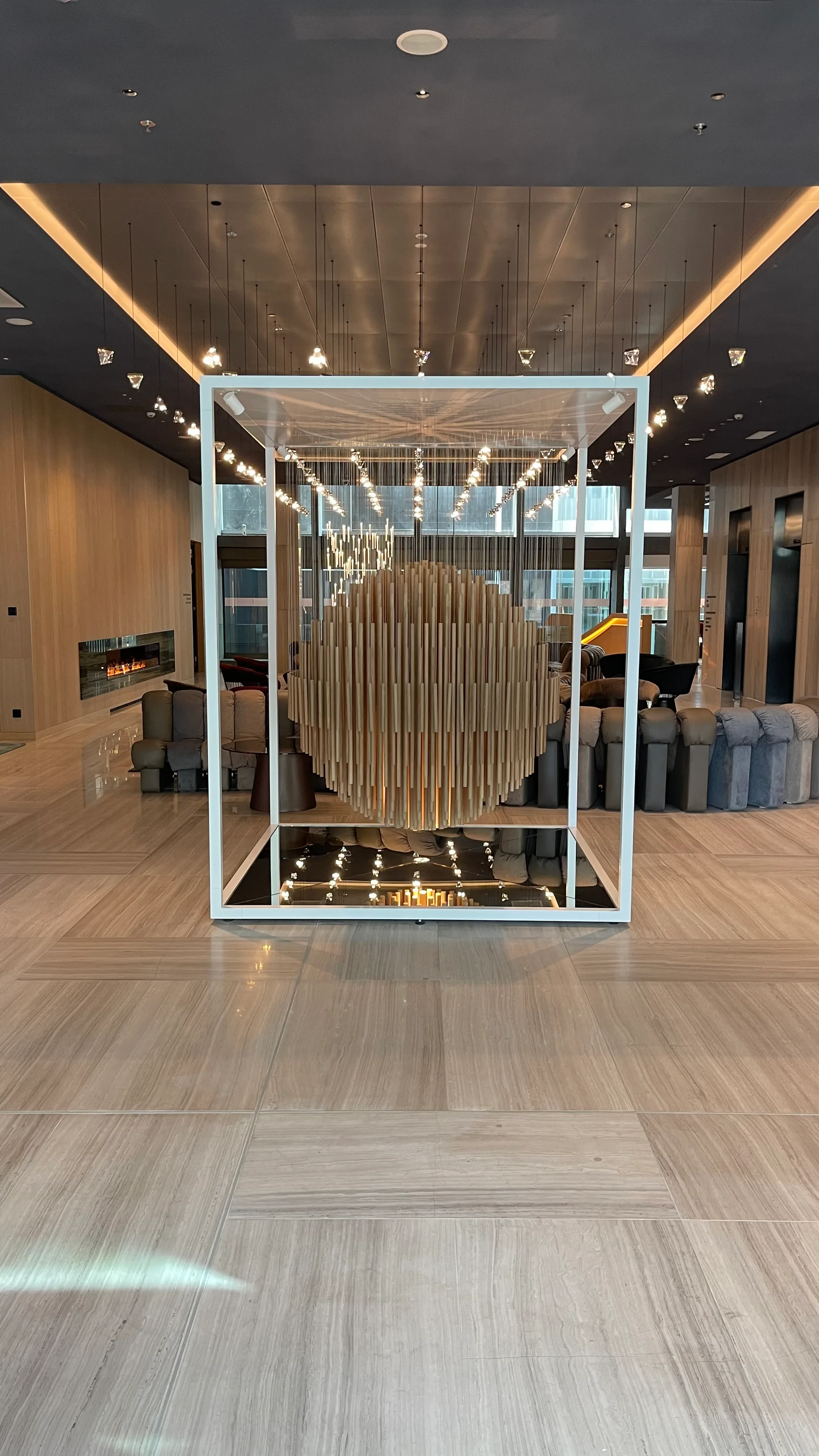 Lounge mit Holzverkleidung und dekorativer Kugel im Glaskubus