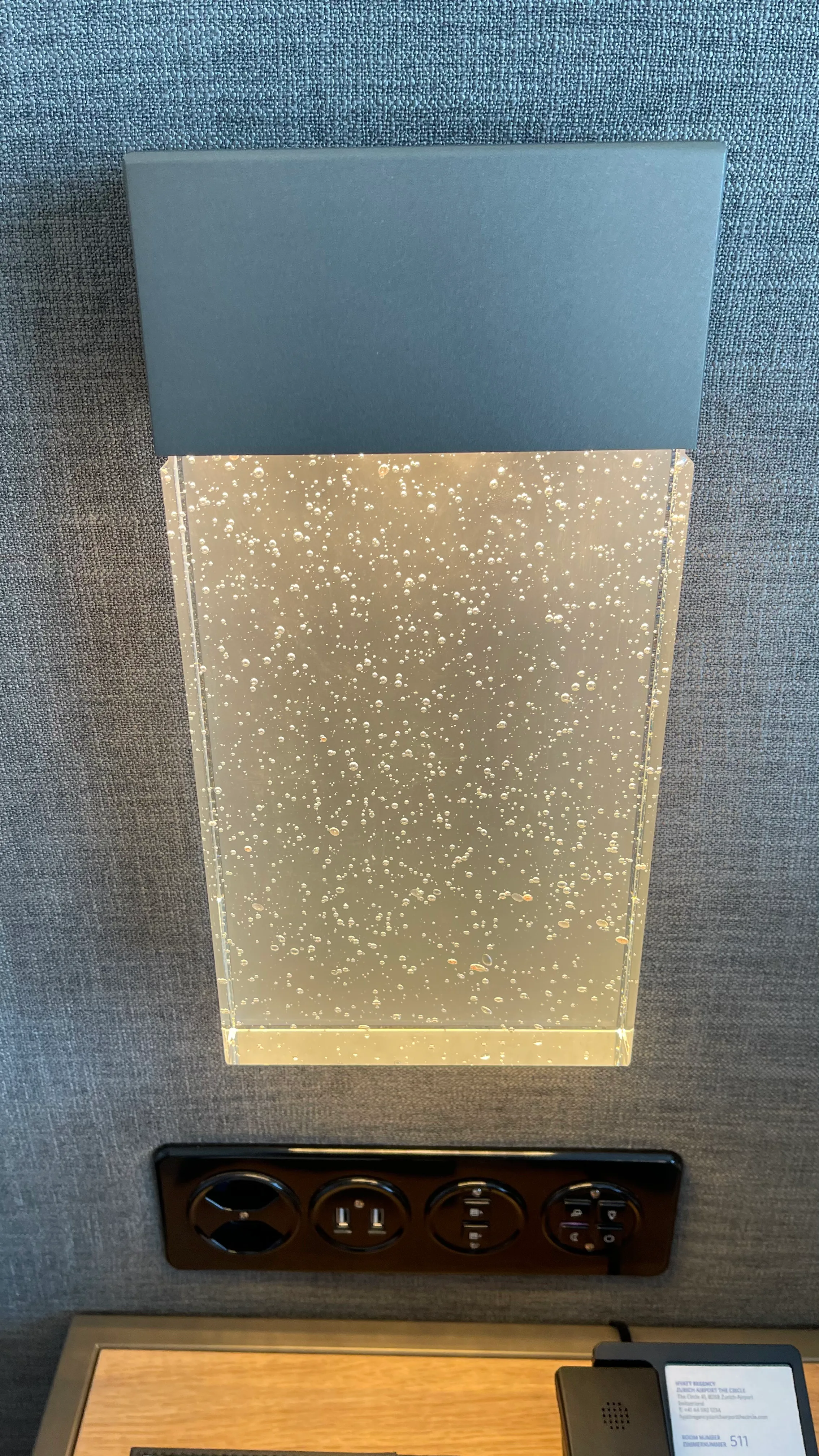 Spiegelschrank mit Wassertröpfchen und Steckdosen unterhalb