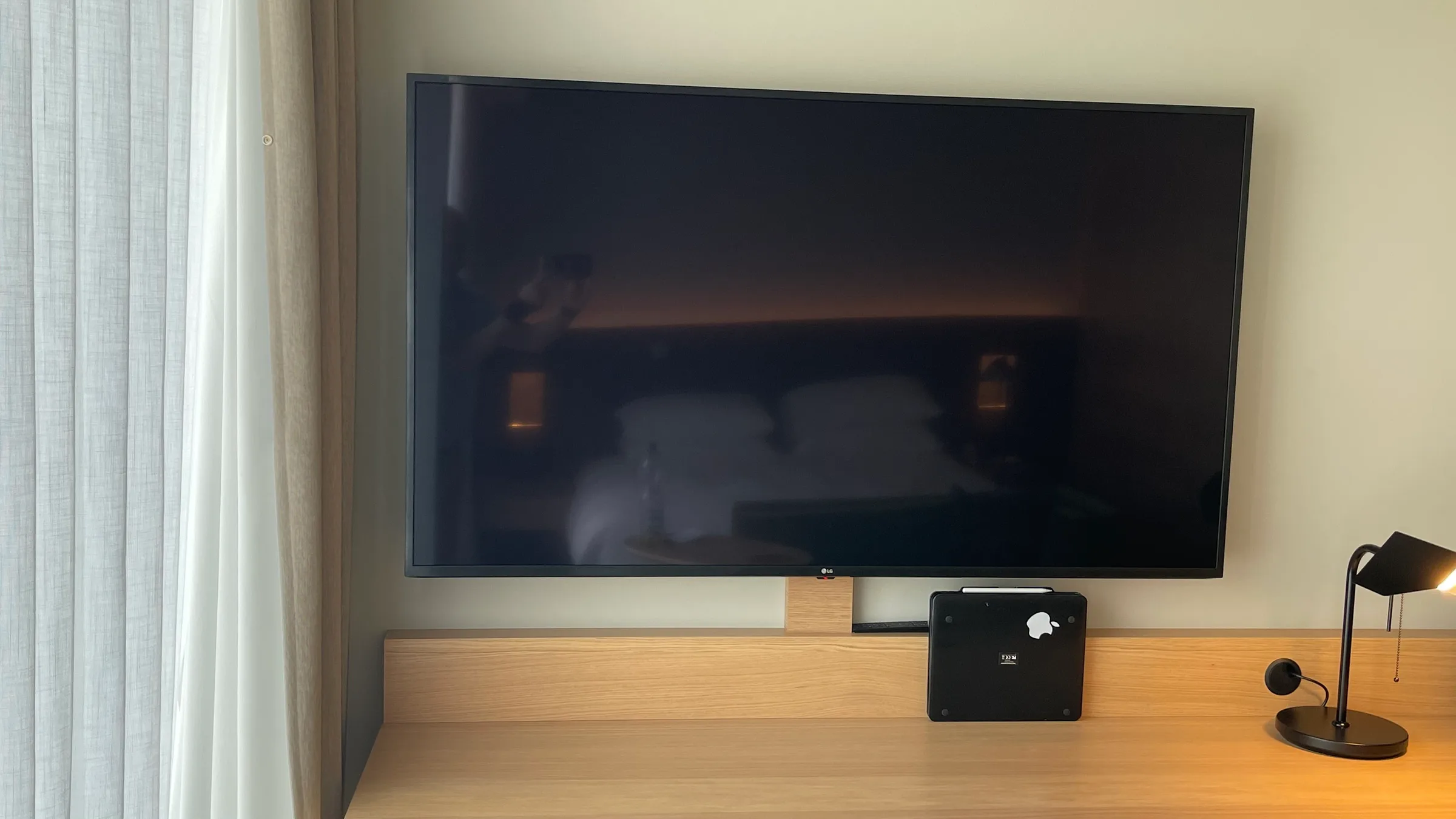 Hotelzimmer mit Flachbildfernseher und Schreibtisch