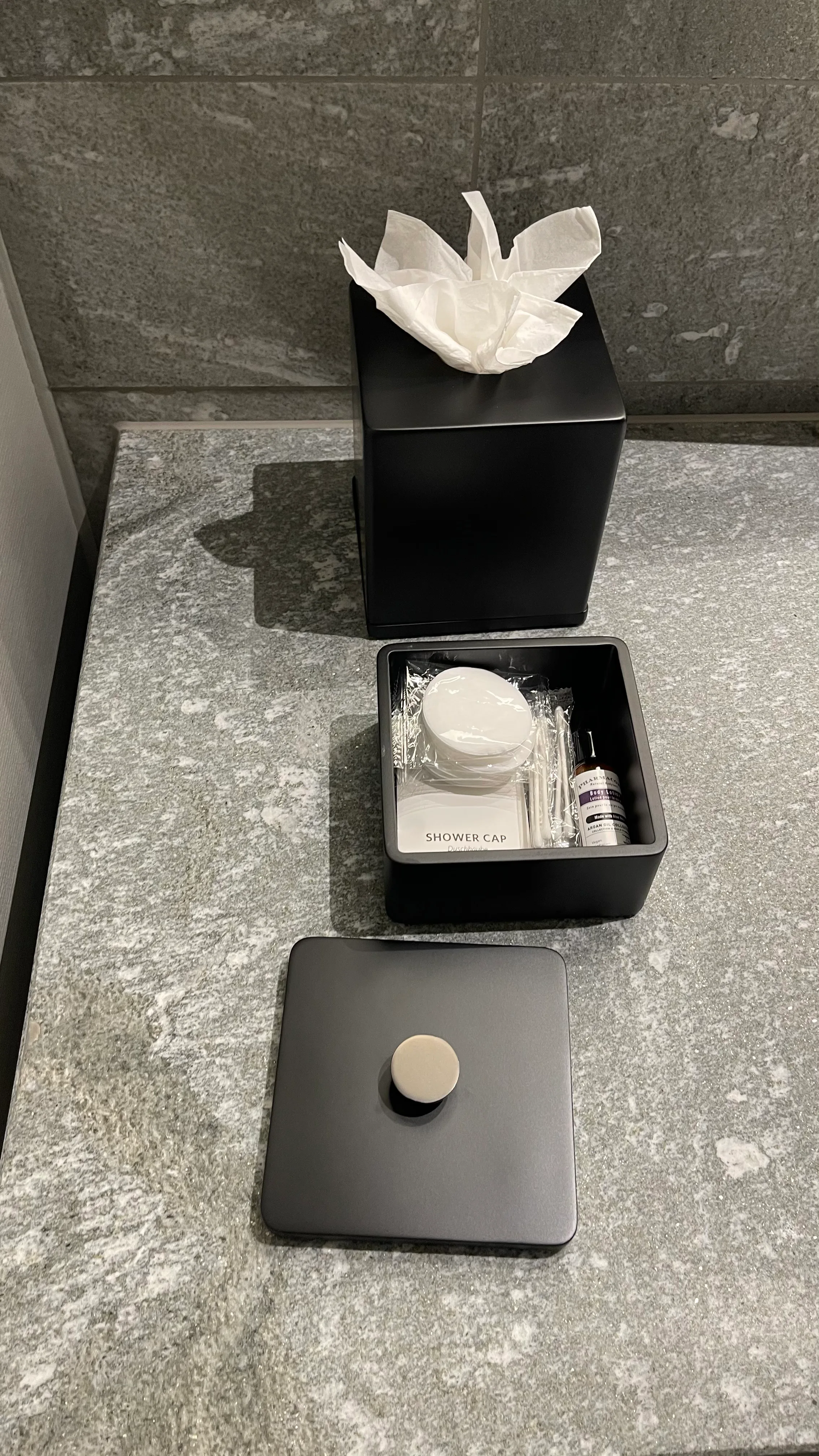 Schwarze Box mit Toilettenpapier und Badezimmereinrichtungen
