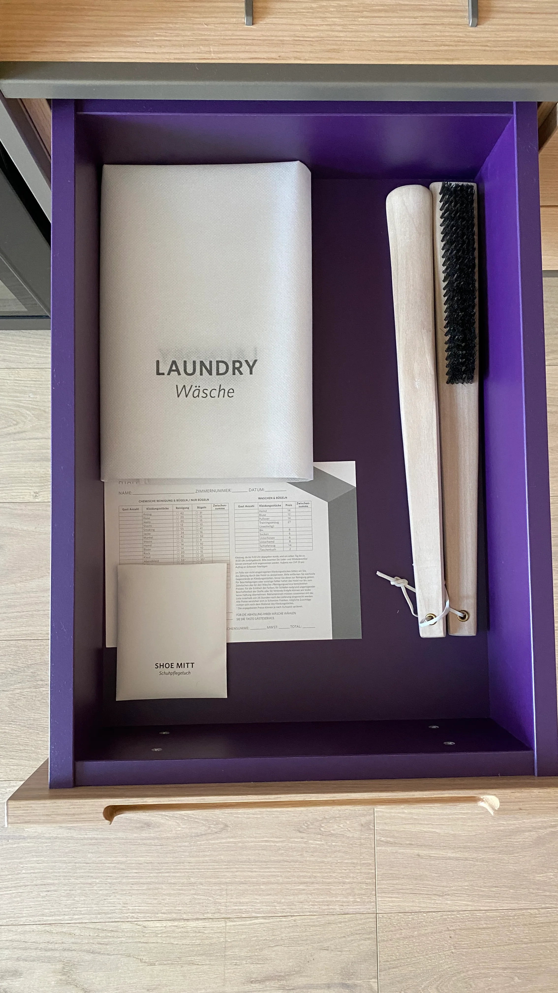 Hotelzimmer mit Wäschekorb und Reinigungsmitteln
