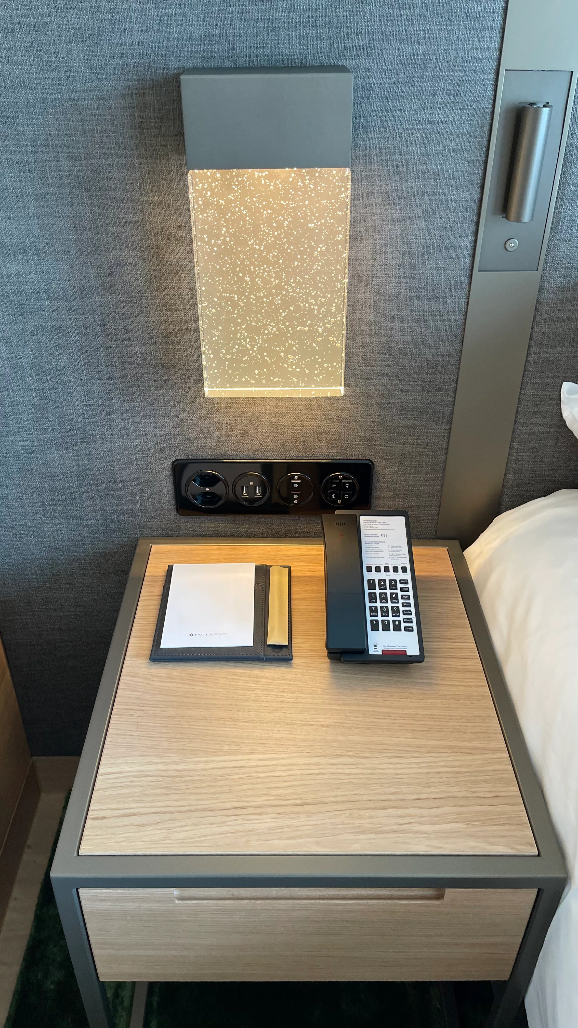 Hotelnachttisch mit Notizblock und Telefon