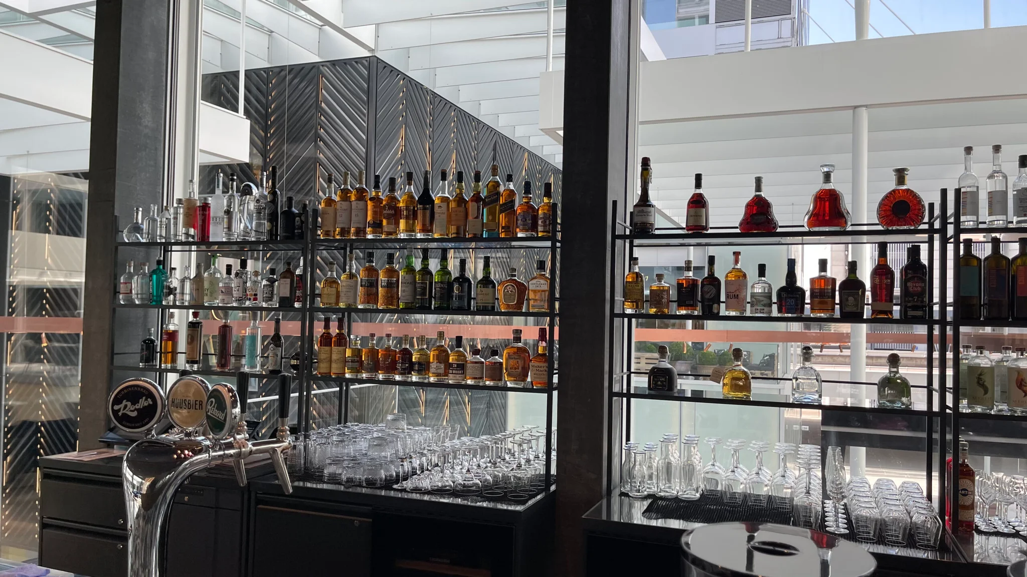 Eine riesige Bar mit vielen Getränken und Spirituosen.