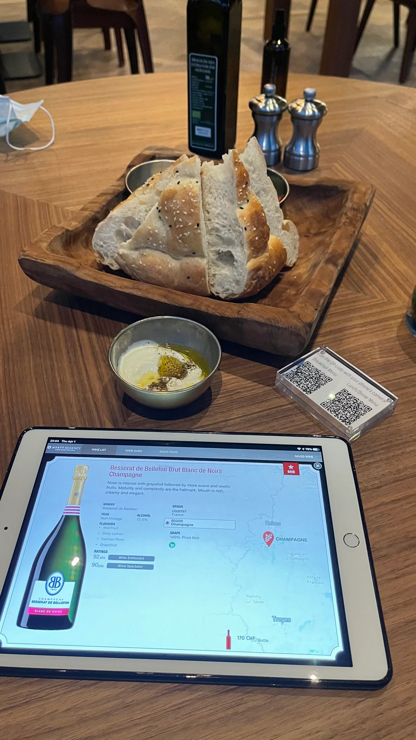 Eine Tafel mit Brot und eine Schüssel mit einer Sauce auf einem Tablet.