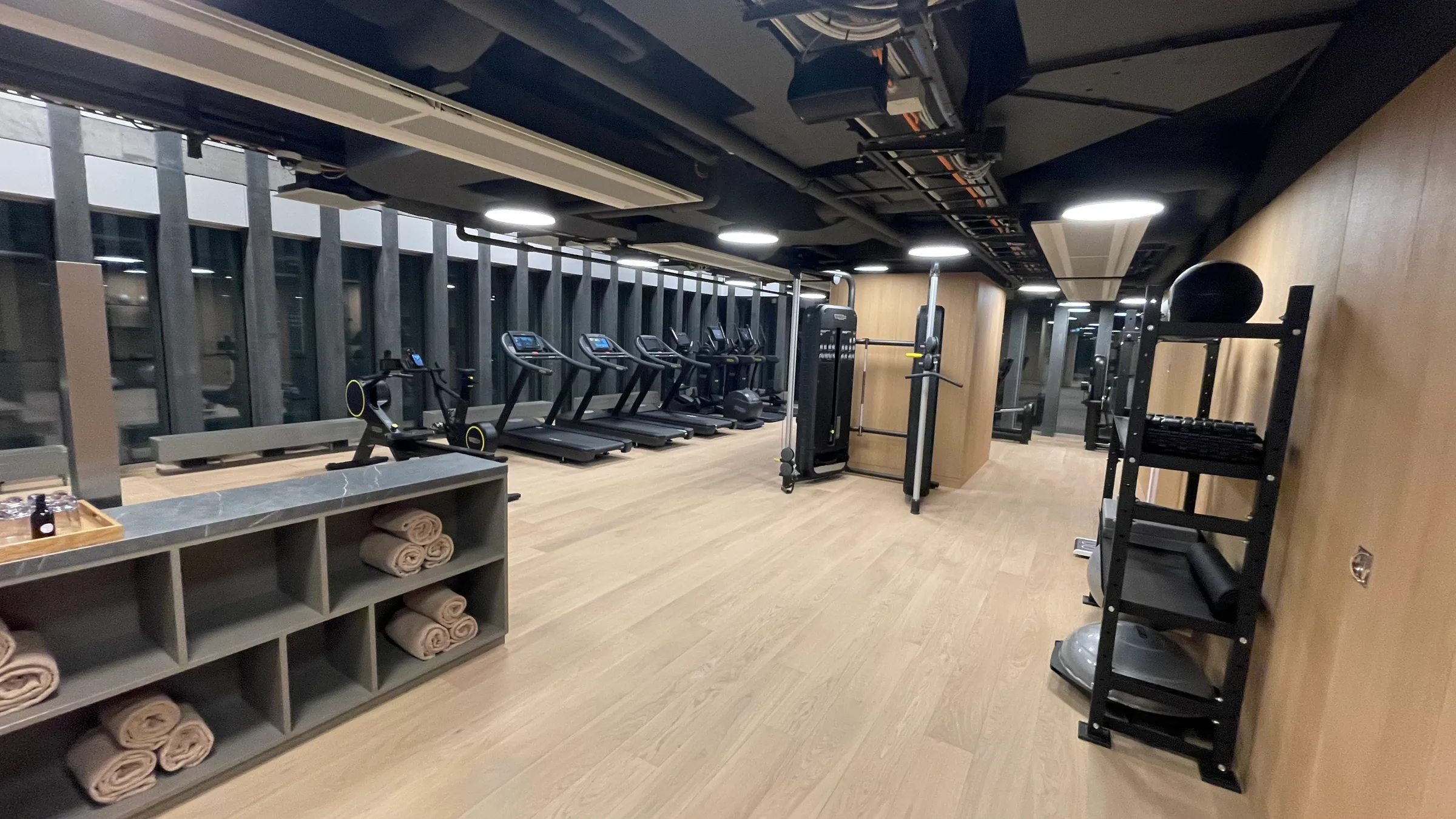 Fitnessraum mit Laufbändern und Trainingsgeräten