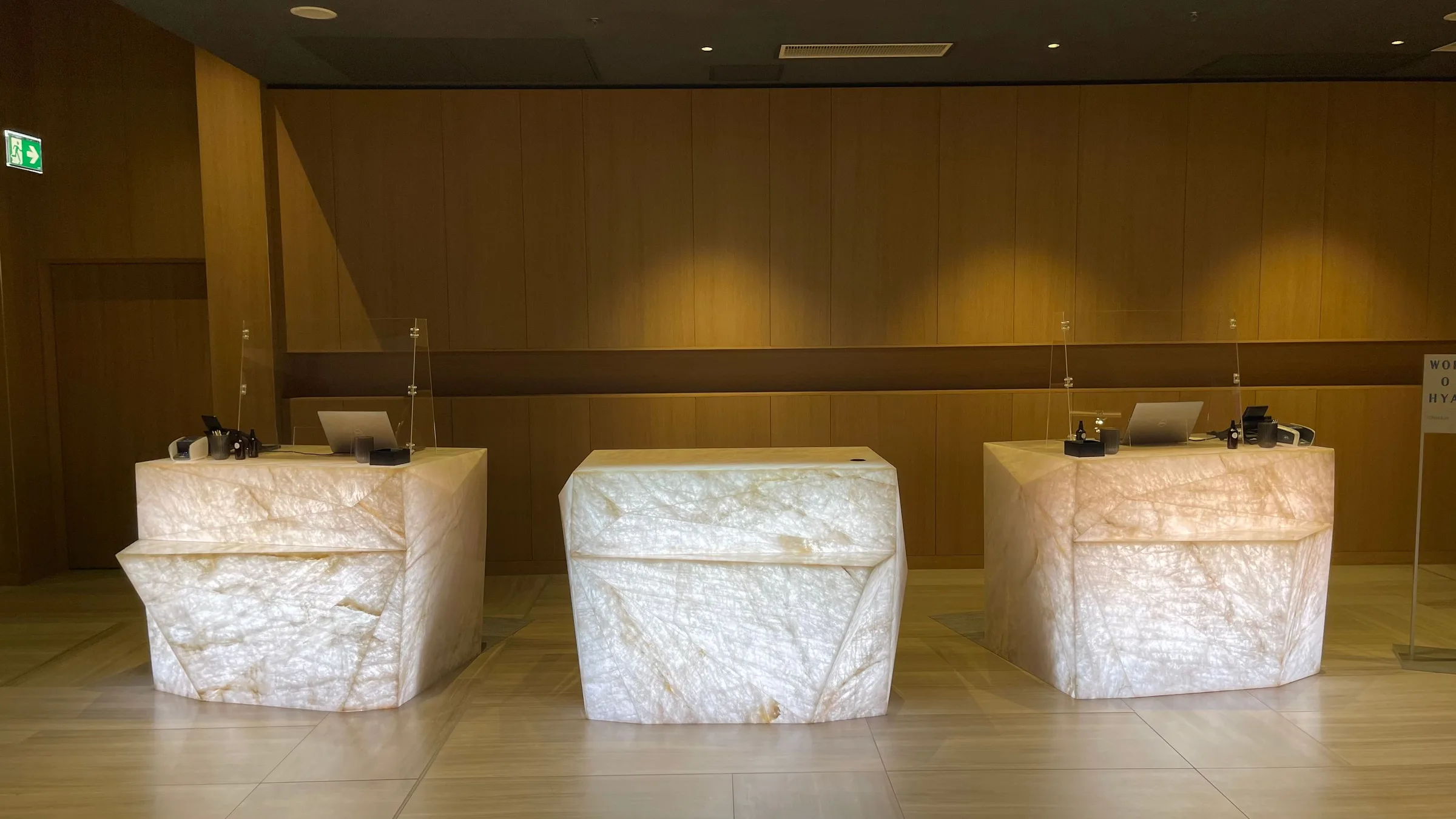 Rezeptionstheken aus Marmor in einem modernen Hotel
