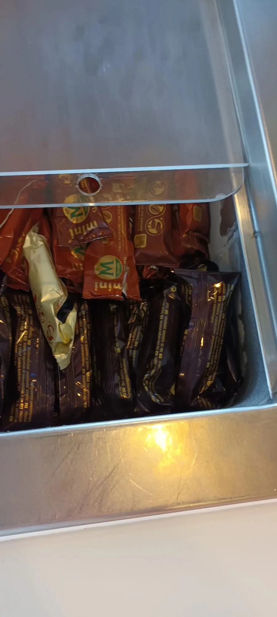 Verpackte Snacks in einer Metallschublade