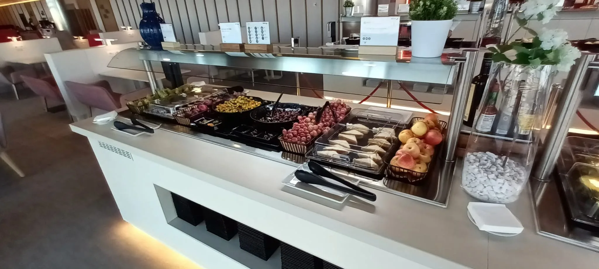 Fruchtschale mit Obst und Gebäck auf einem Buffettisch