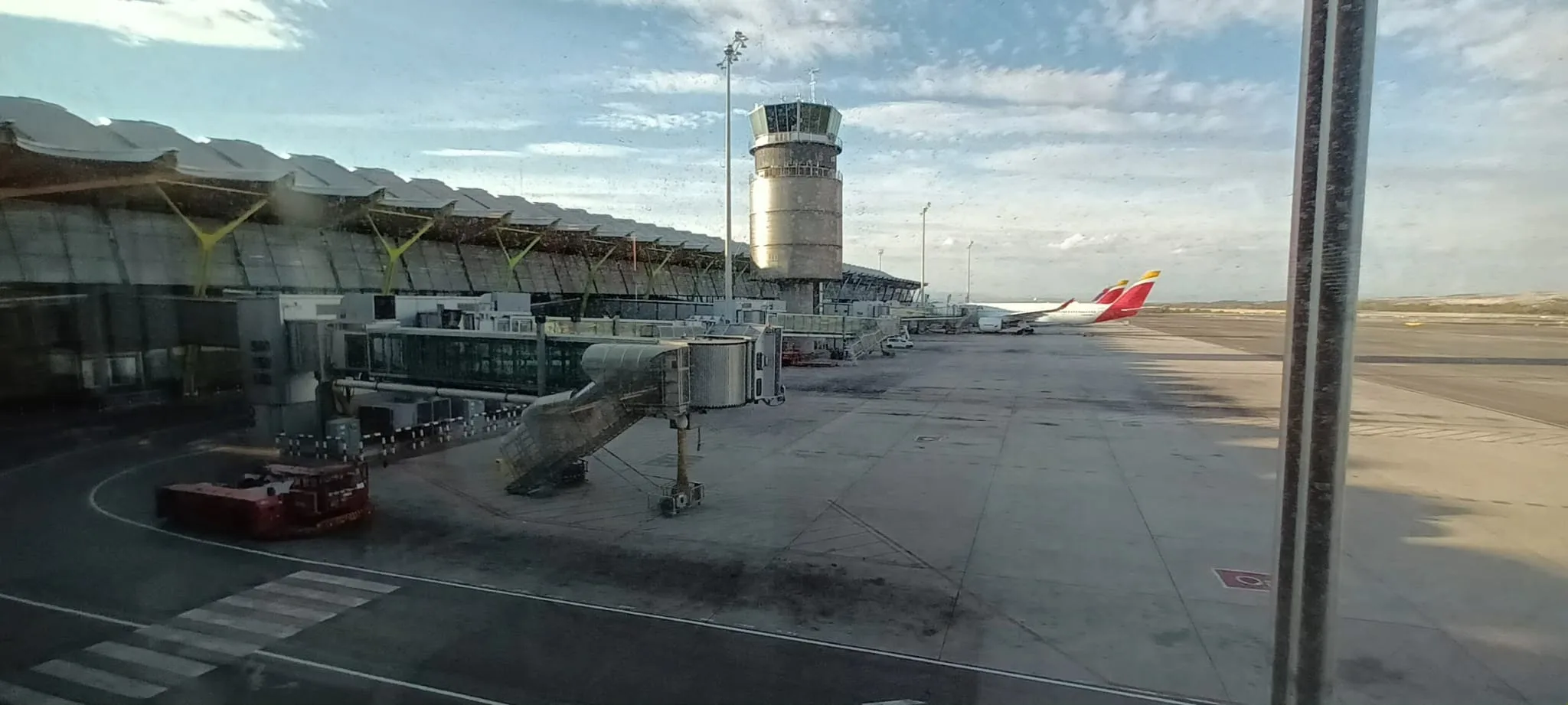 Flughafensteigplattform mit Flugzeug und Kontrollturm