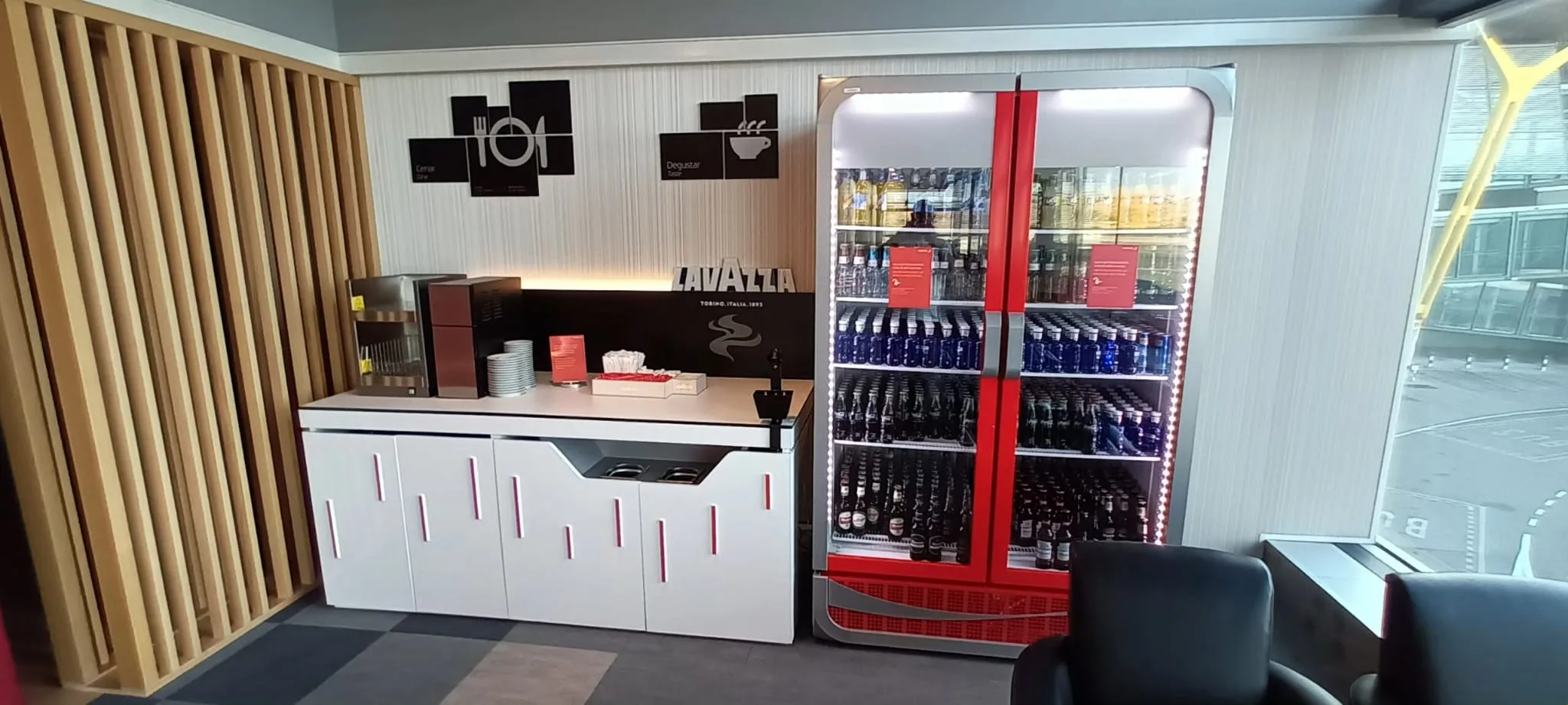 Premium-Lounge mit Kühlschrank und Kaffeebereich