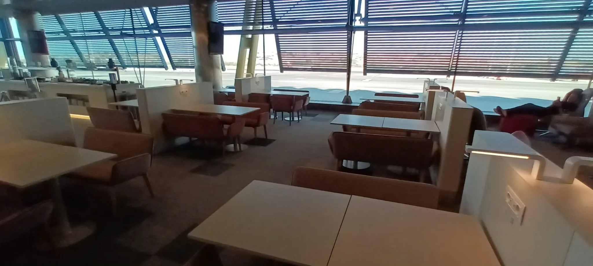 Premium-Lounge mit Sitzplätzen und Blick auf Flughafen